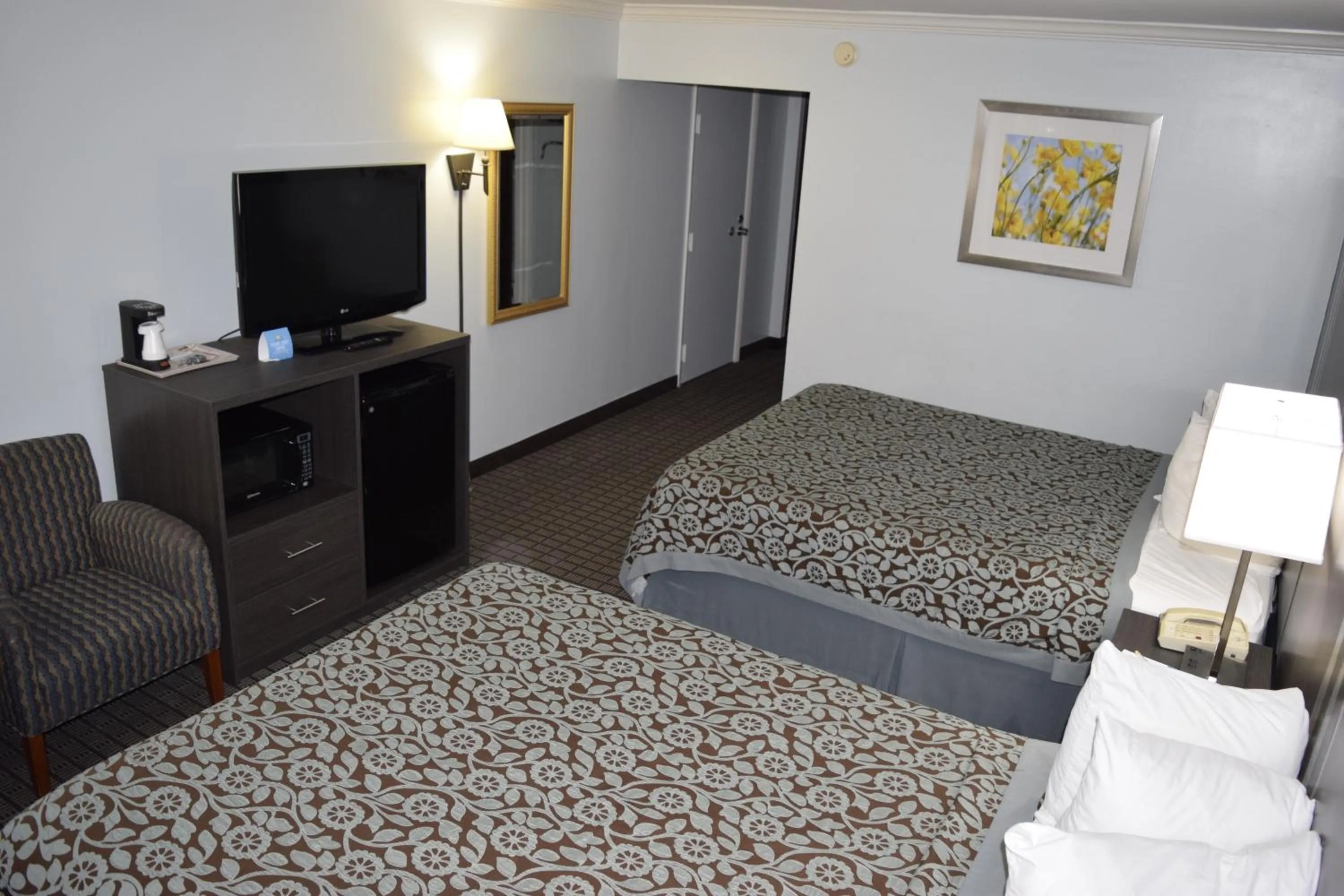 Deluxe Queen Room with Two Queen Beds - Non-Smoking in Days Inn by Wyndham Rock Falls
