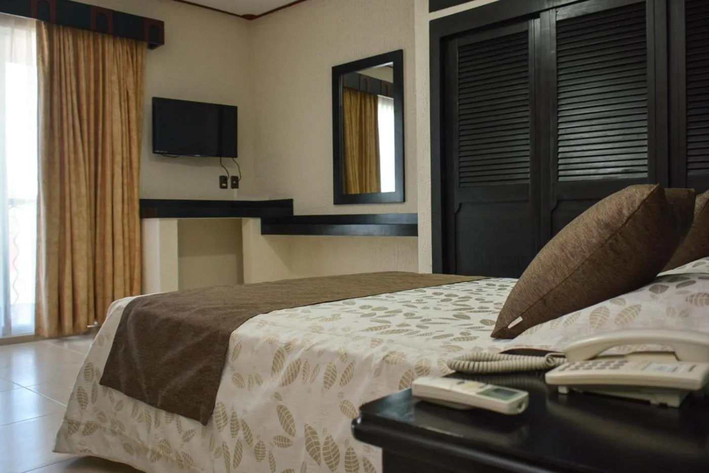 Queen Room in Suites Los Arcos