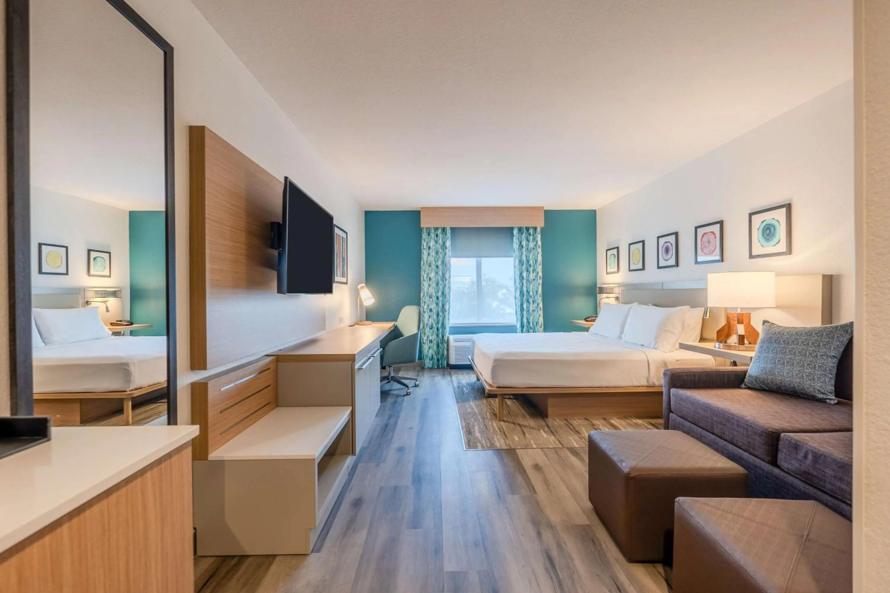 Deluxe King Room with Sofa Bed in Hilton Garden Inn Ft. Lauderdale Airport-Cruise Port