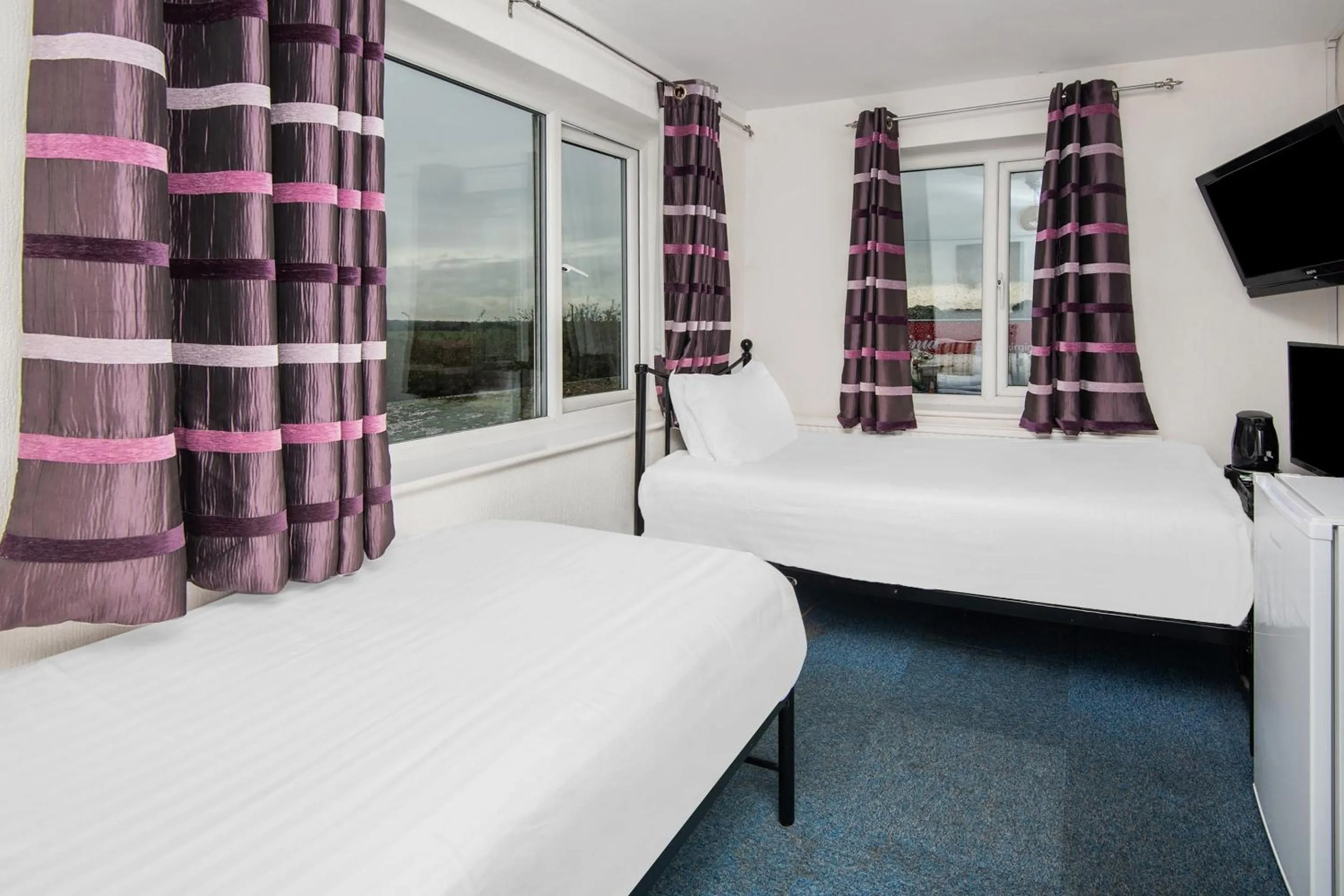 Standard Twin Room with Shared Bathroom in Chris's Motel