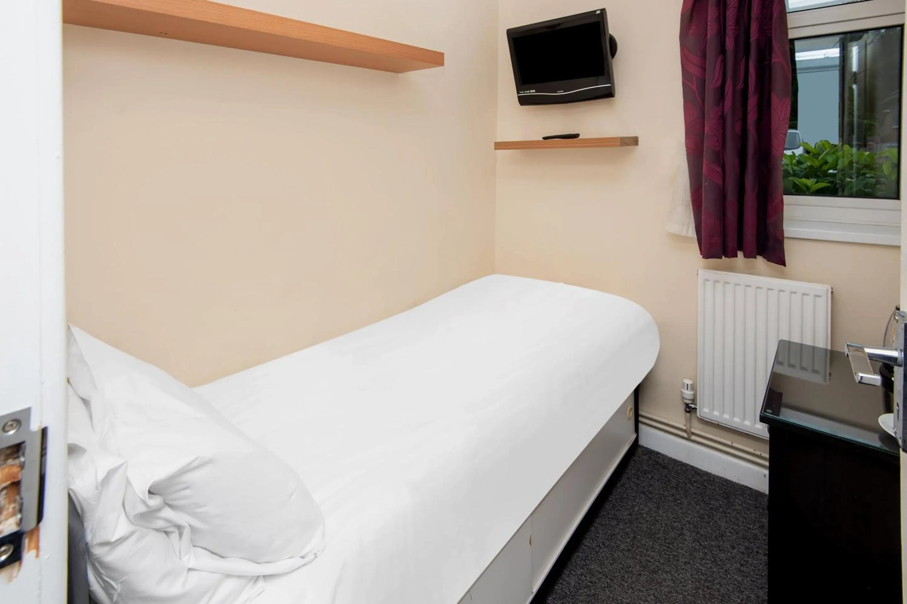 Single Room with Shared Shower and Toilet in Chris's Motel