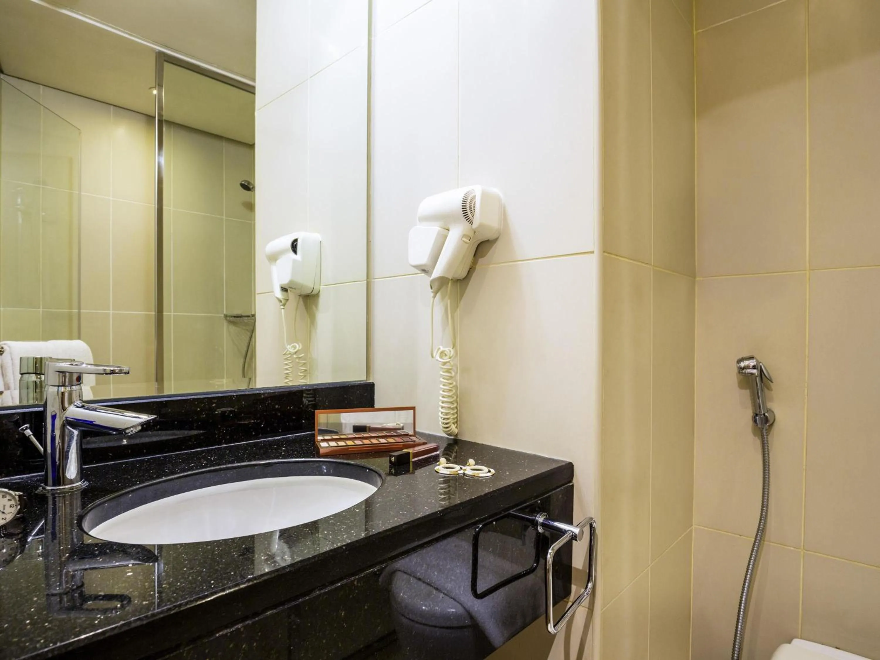 Standard Twin Room in ibis Mall Avenue Dubai