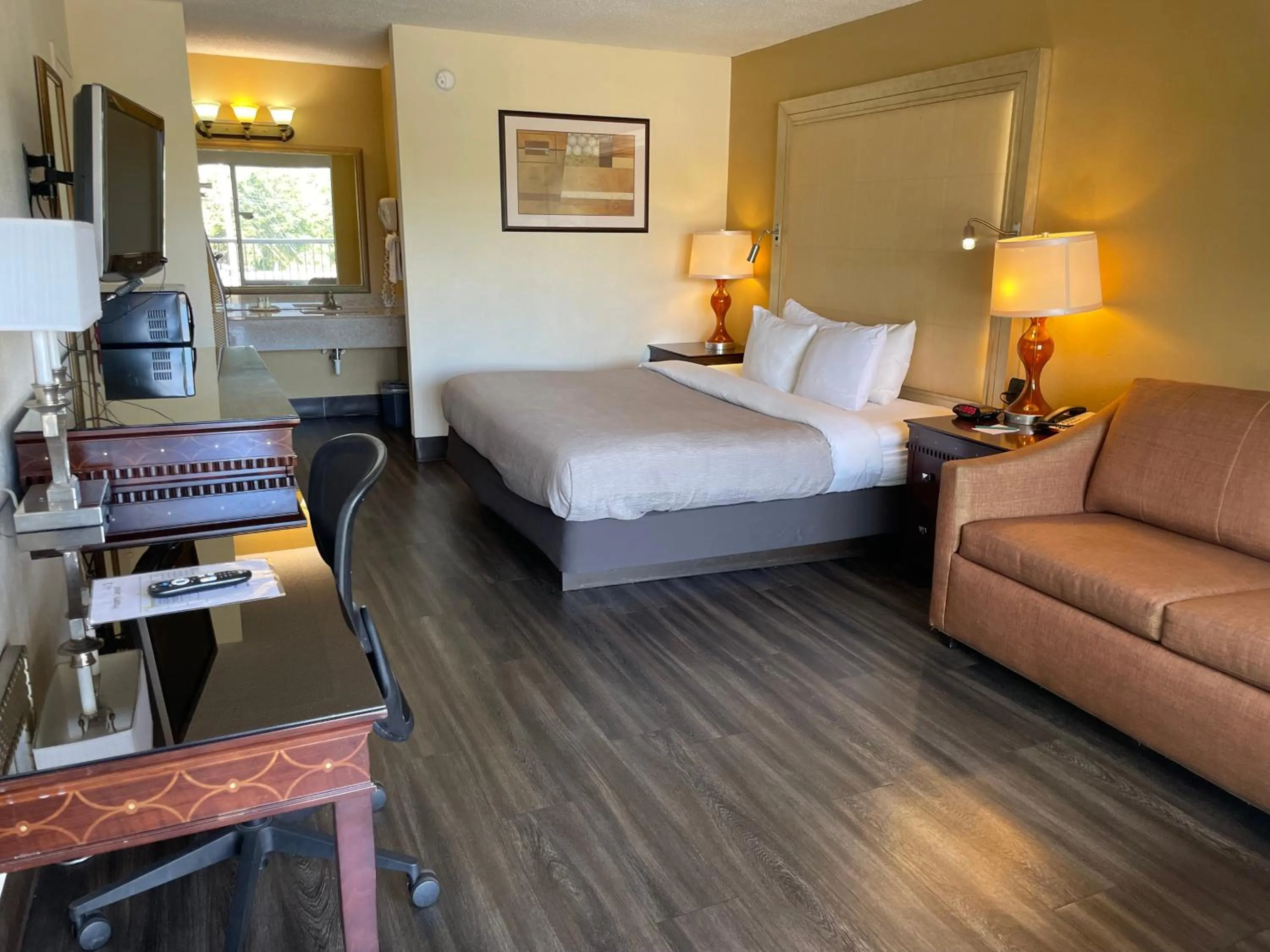 Queen Room with Roll-In Shower - Accessible/Non Smoking in Quality Inn Alachua - Gainesville Area