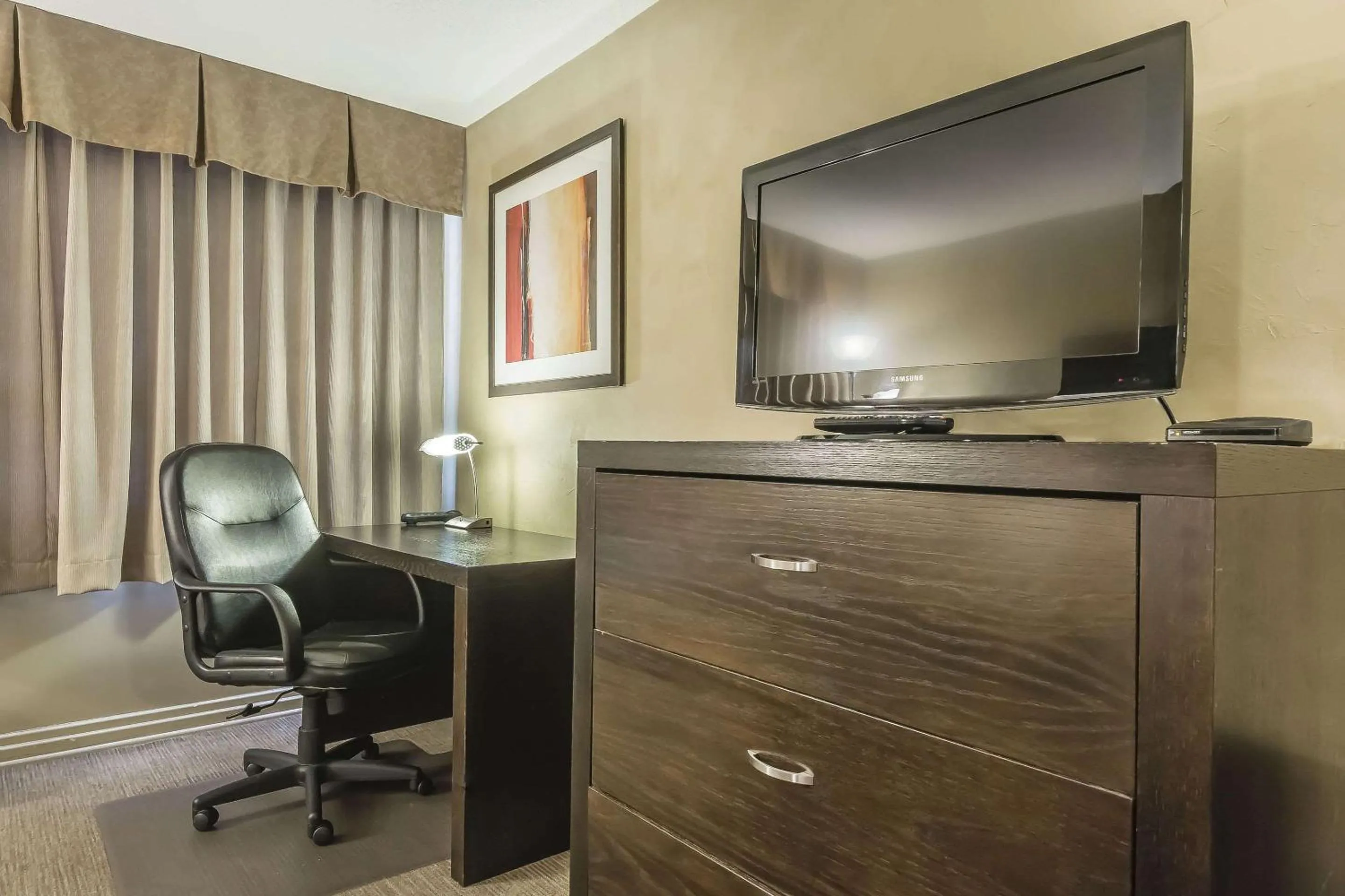 Double Room with Two Double Beds - Non-Smoking in Quality Hotel & Conference Centre