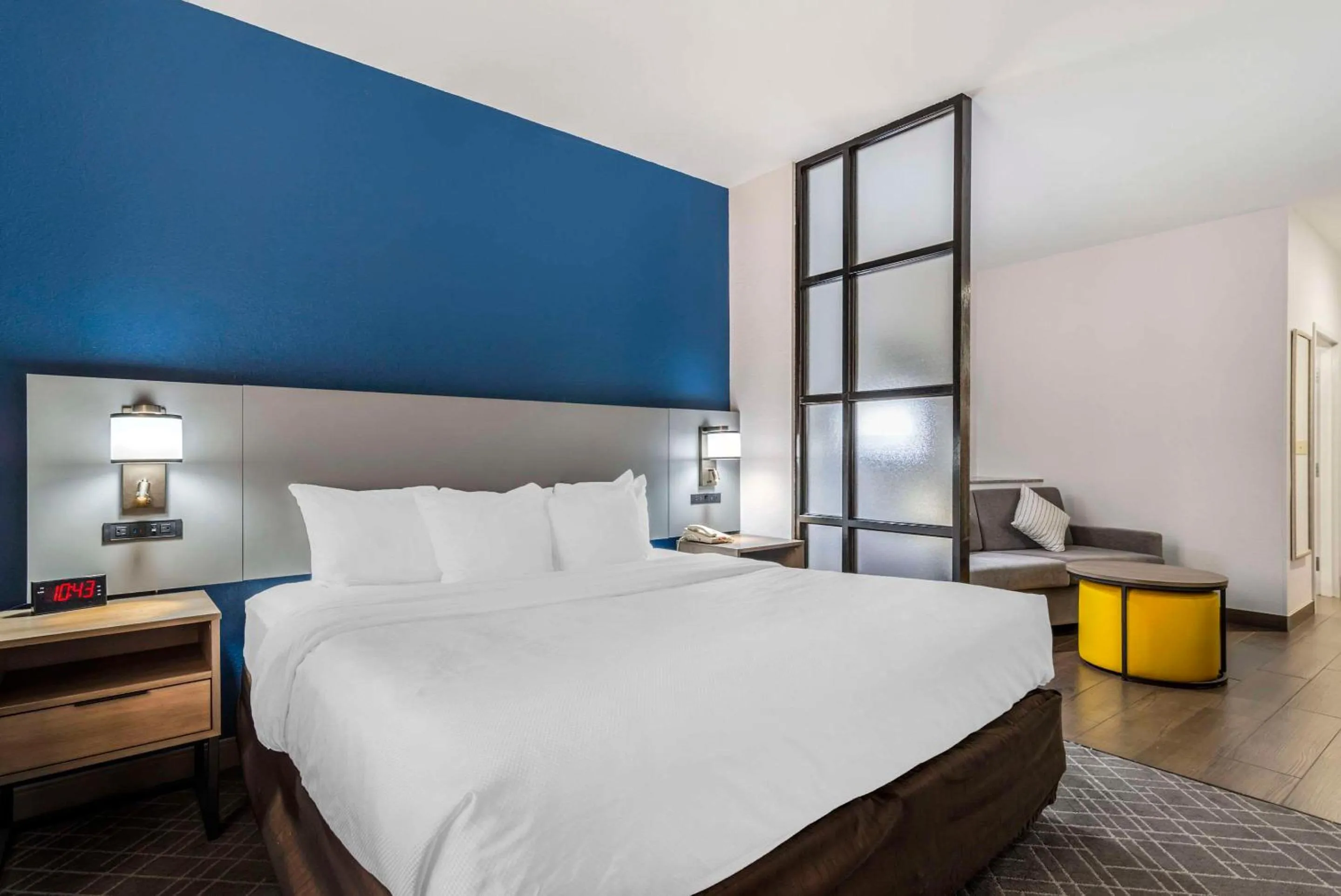 King Suite - Non-Smoking in Comfort Suites Macon Northwest