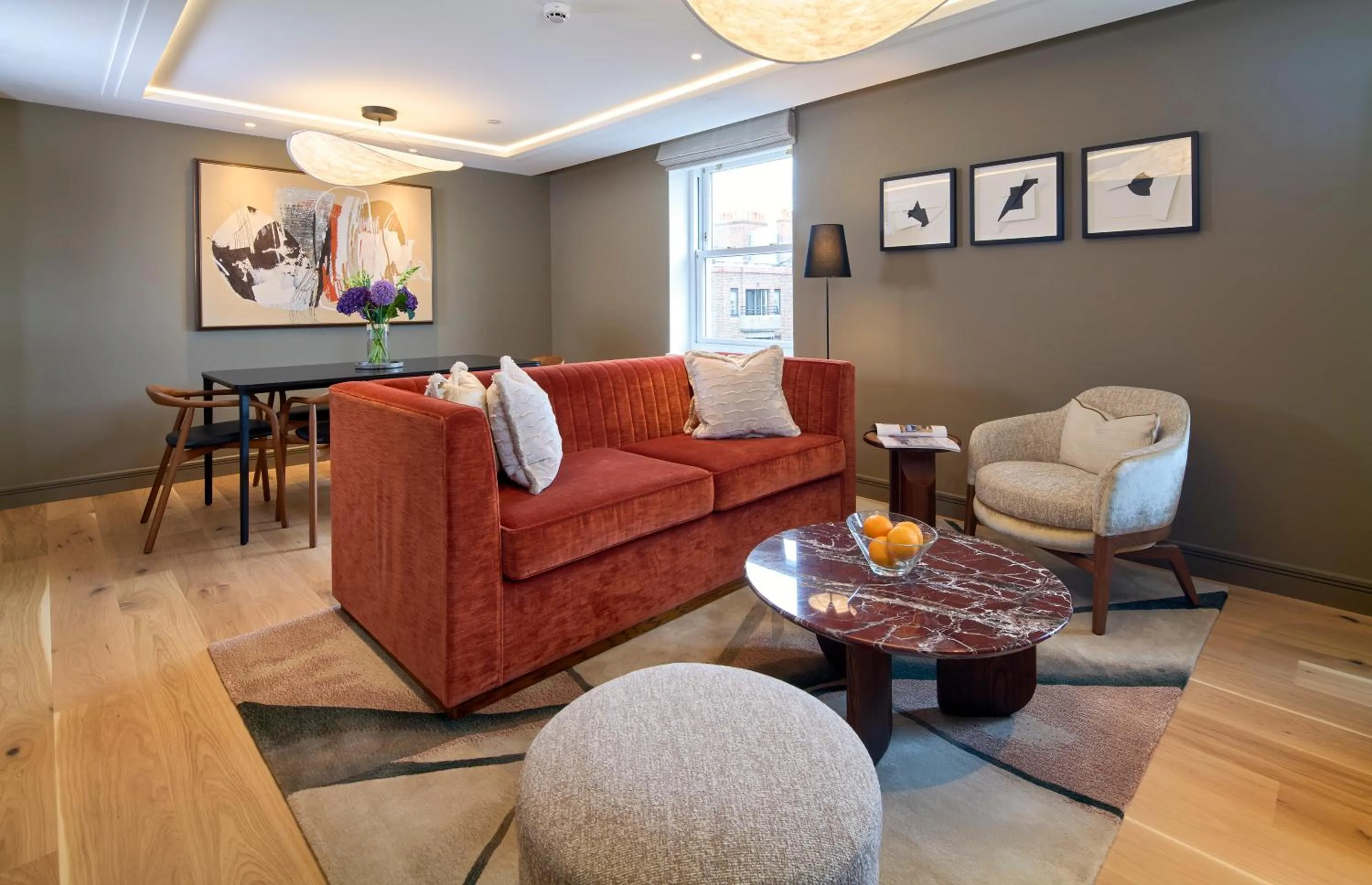 Deluxe Two Bedroom Apartment in Cheval Phoenix House at Sloane Square