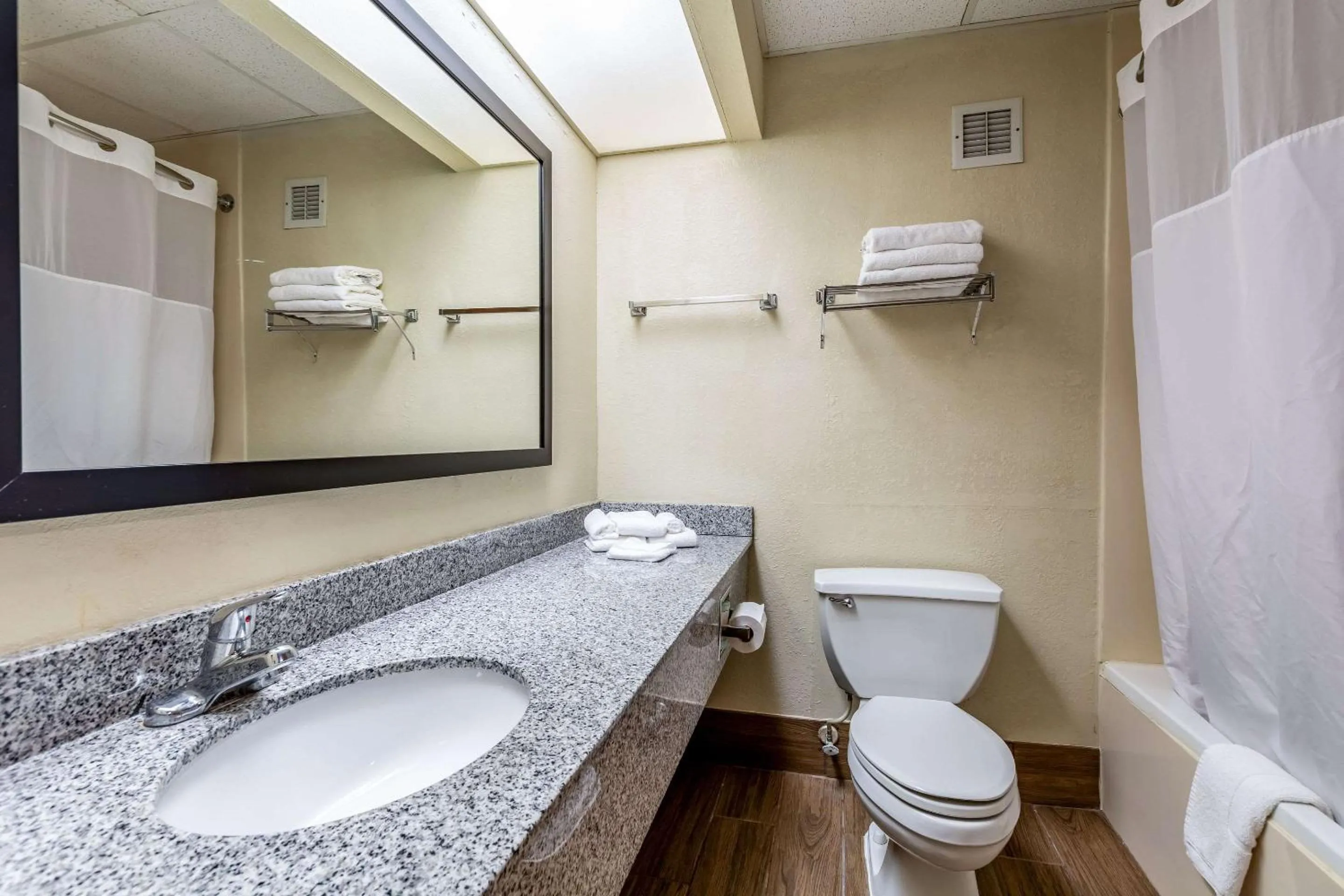 King Suite with Spa Bath - Non-Smoking in Quality Inn & Suites Southport