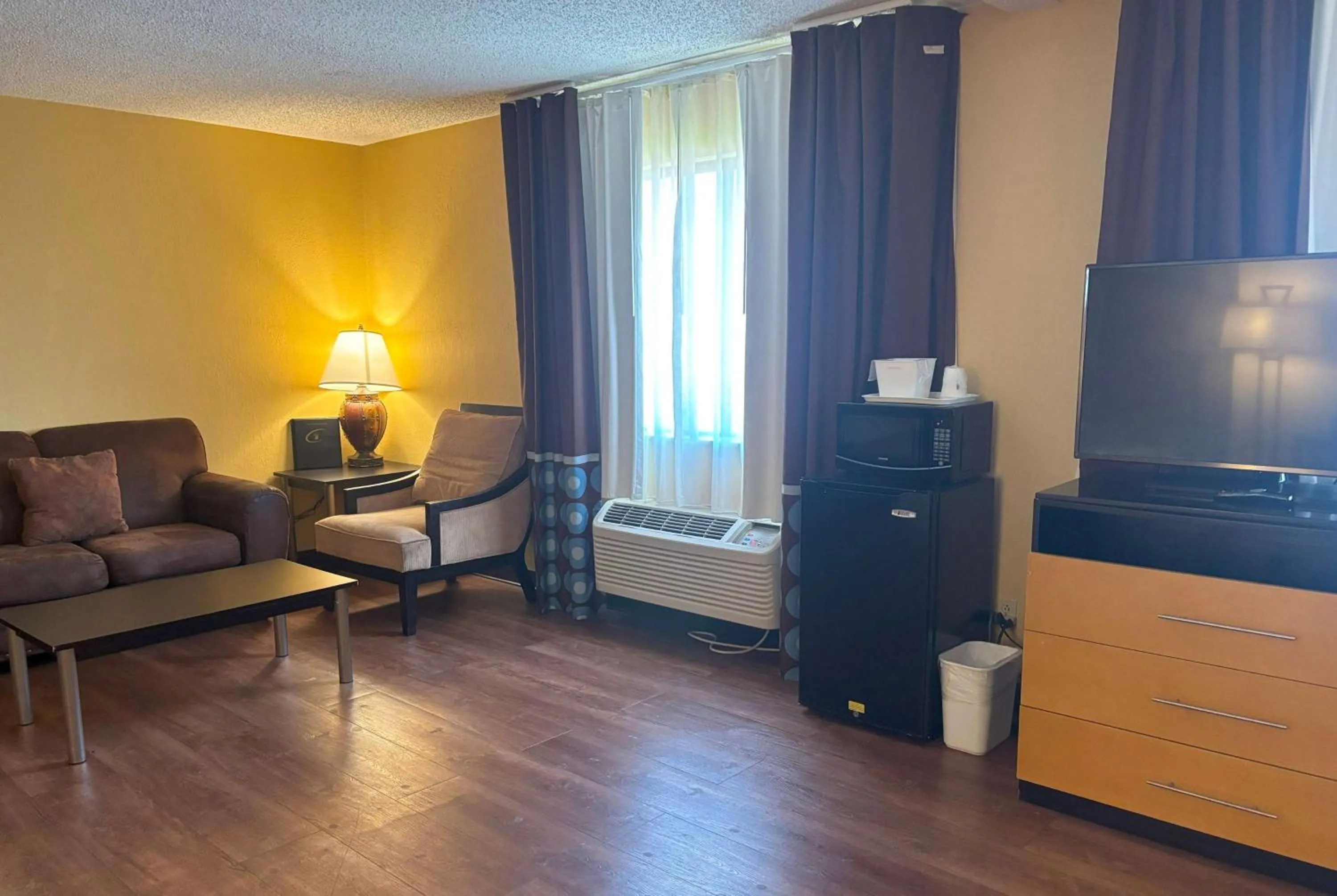 Deluxe King Studio Suite - Non-Smoking in Super 8 by Wyndham O'Fallon