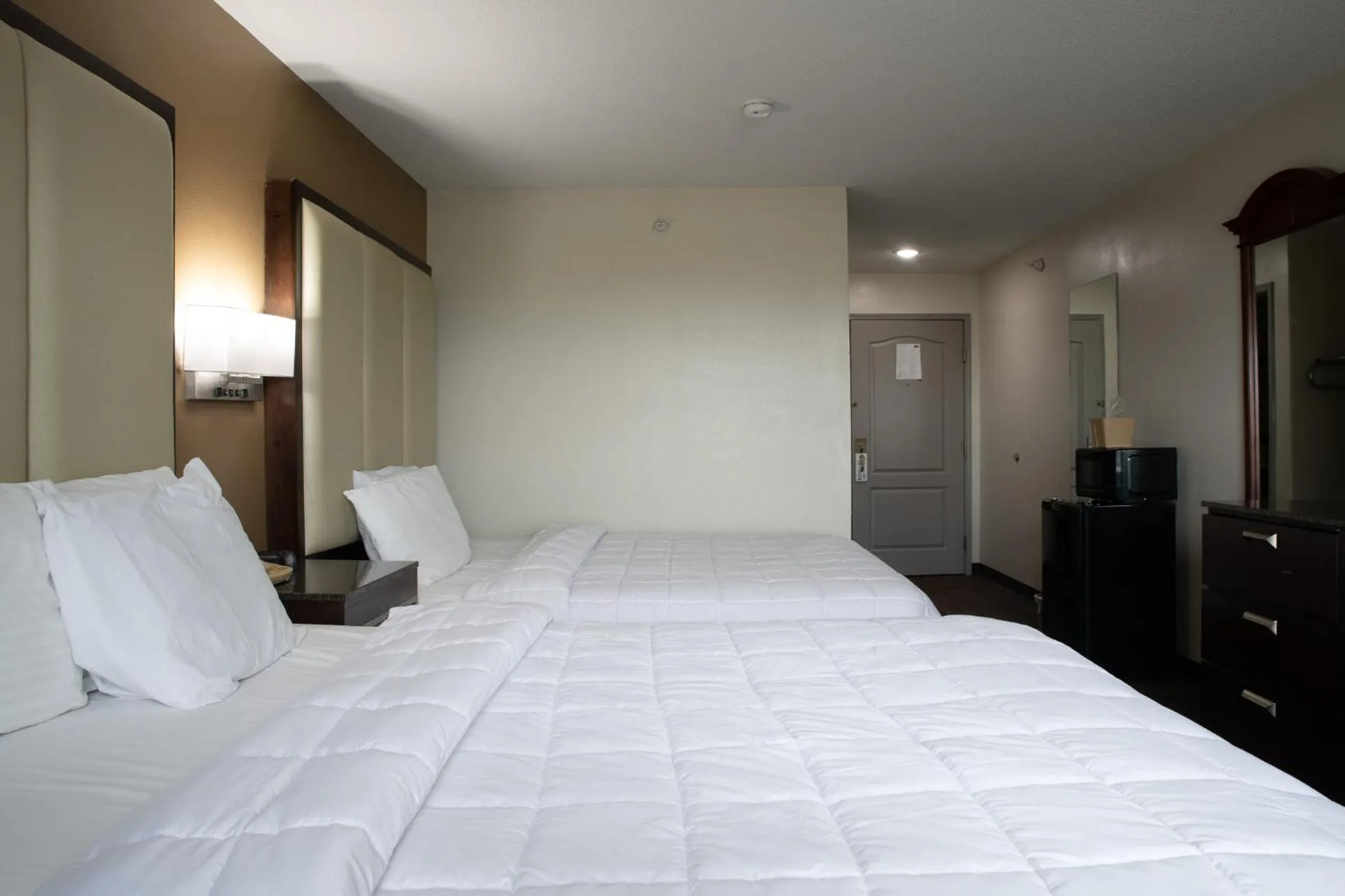Queen Room with Two Queen Beds - Disability Access in BlissPoint Inn & Suites Marion