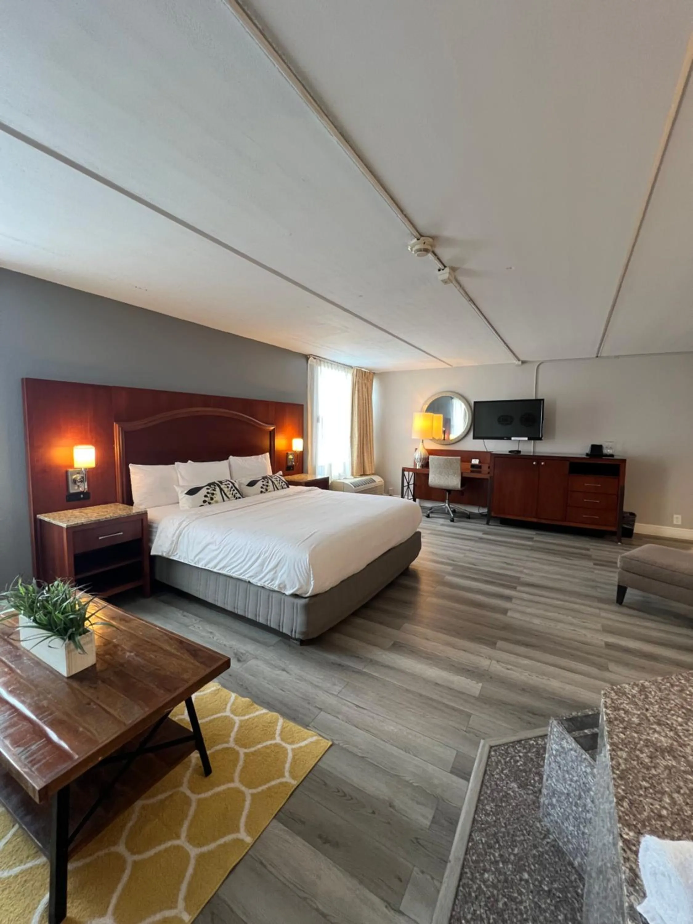 Jacuzzi Suite Non-Smoking in The Grand Hotel Spindletop