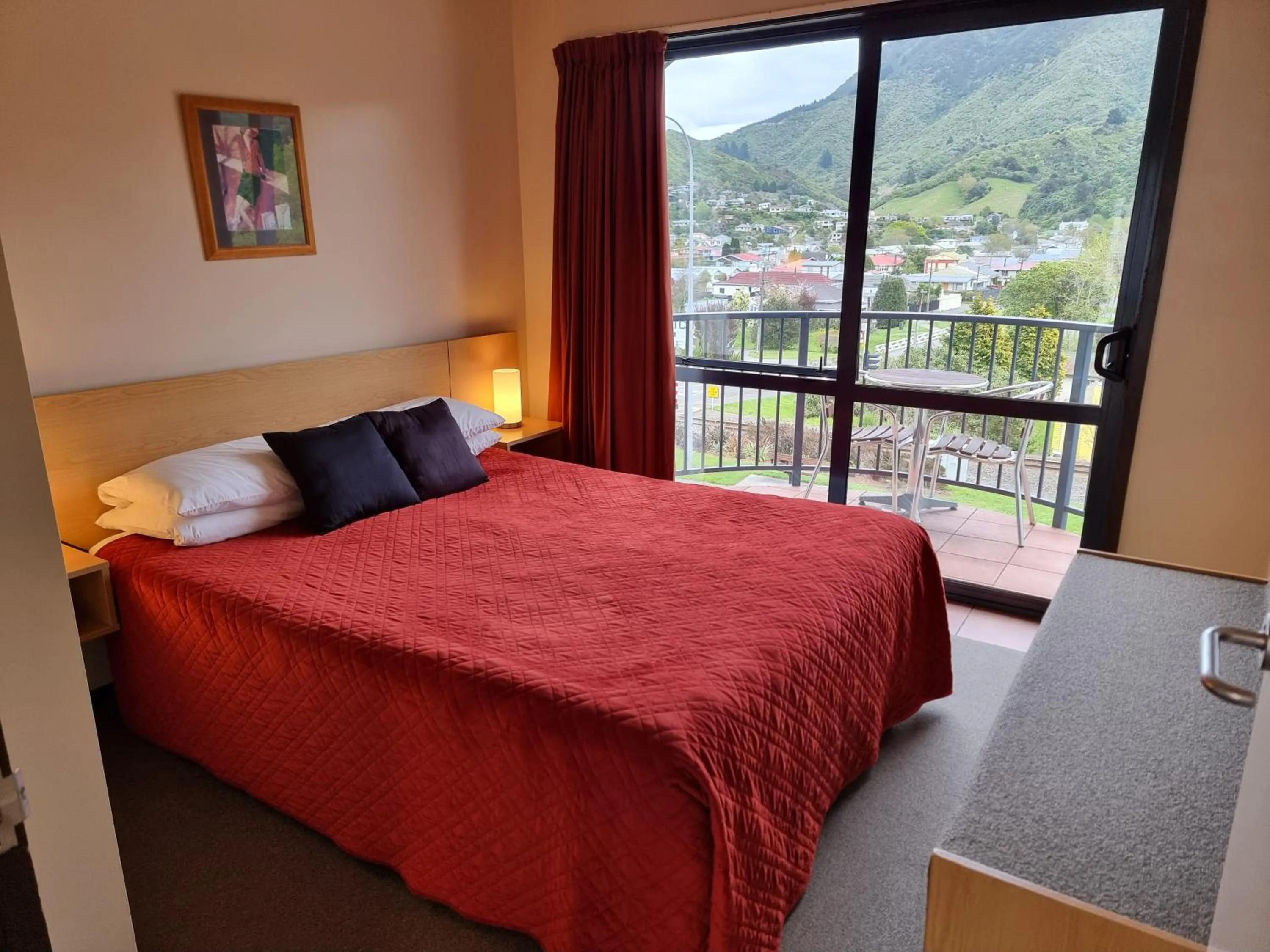 Two-Bedroom Apartment with Spa Bath in Broadway Motel