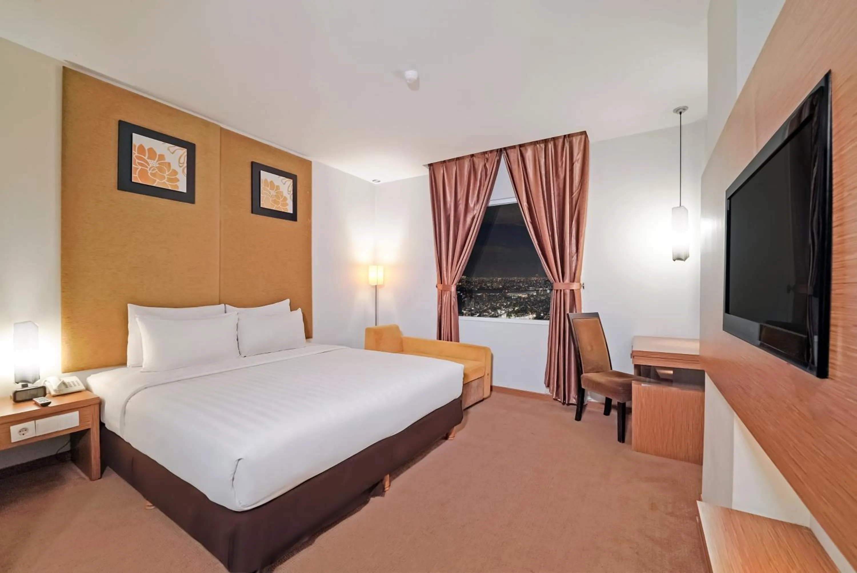 Deluxe Executive King with Breakfast in Grand Tjokro Yogyakarta