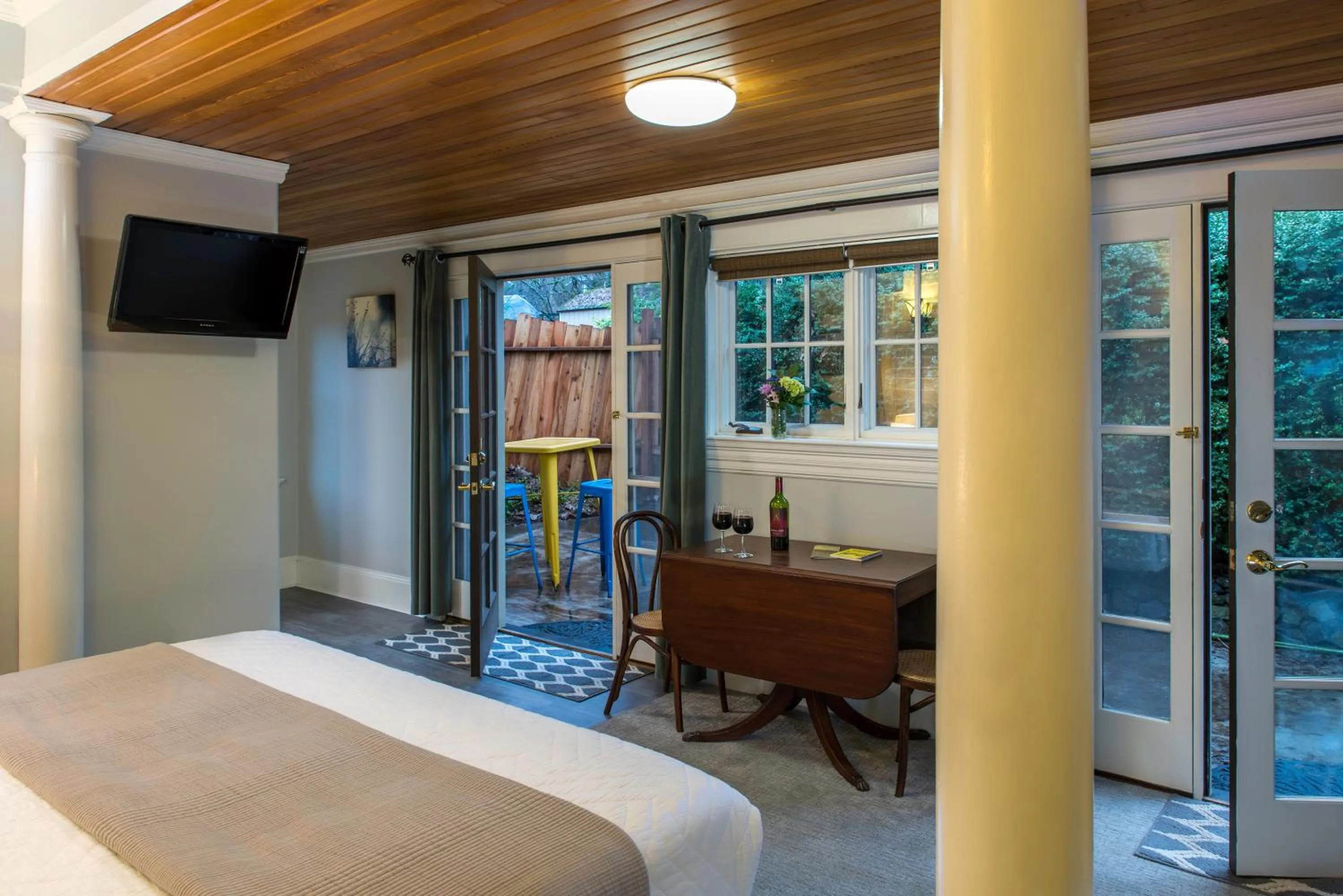 King Room with Garden View in Inn at the Gorge