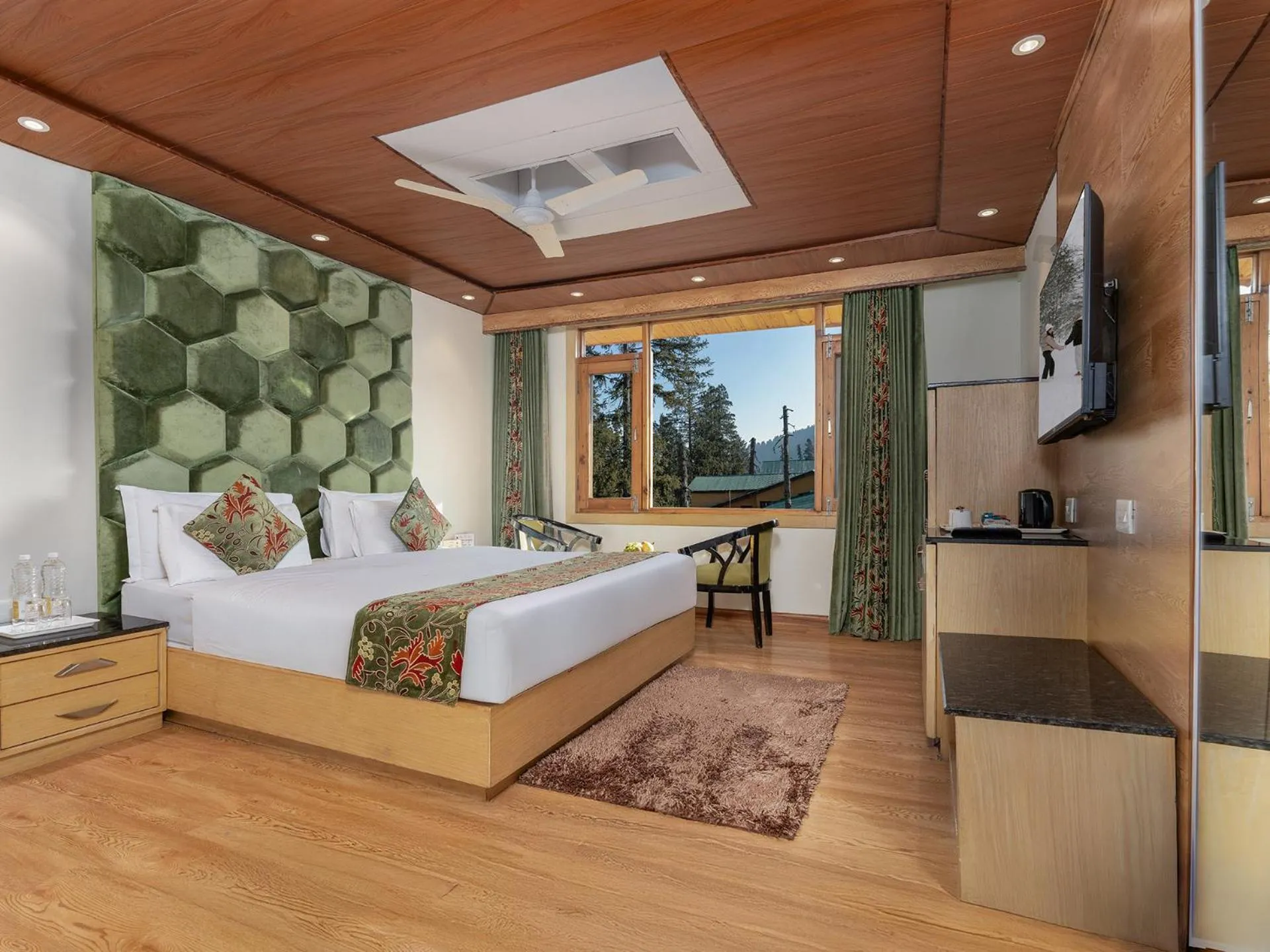 Double Room with Balcony in Hotel Pine Spring Gulmarg