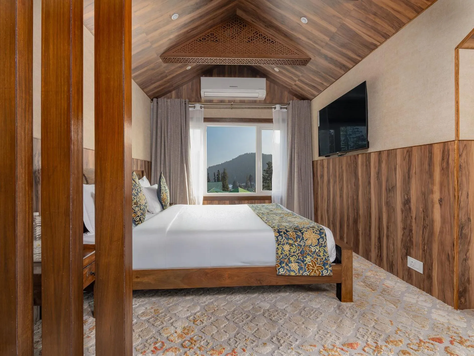 King Room with Mountain View in Hotel Pine Spring Gulmarg