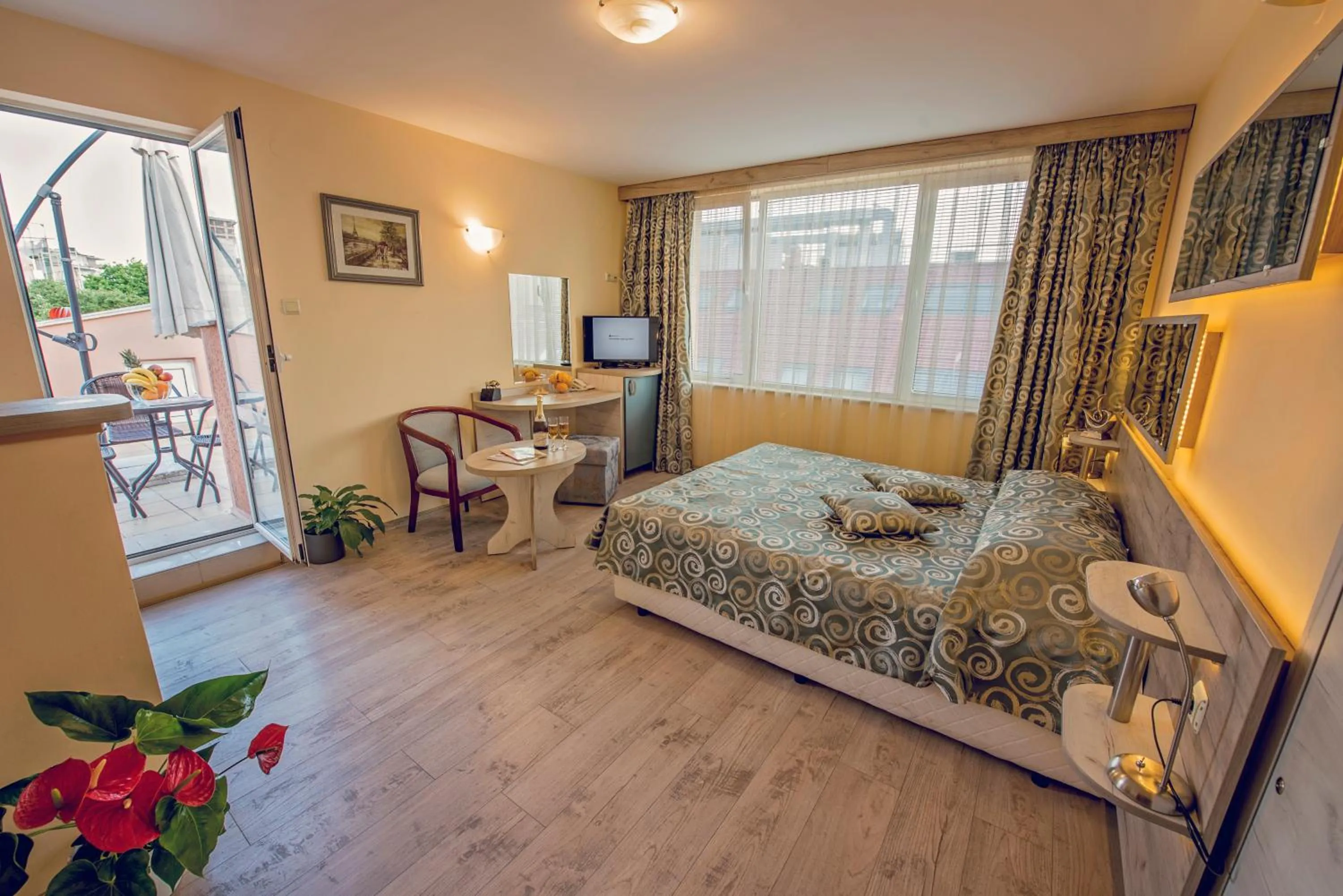 Deluxe Double Room with Balcony in Victoria Hotel