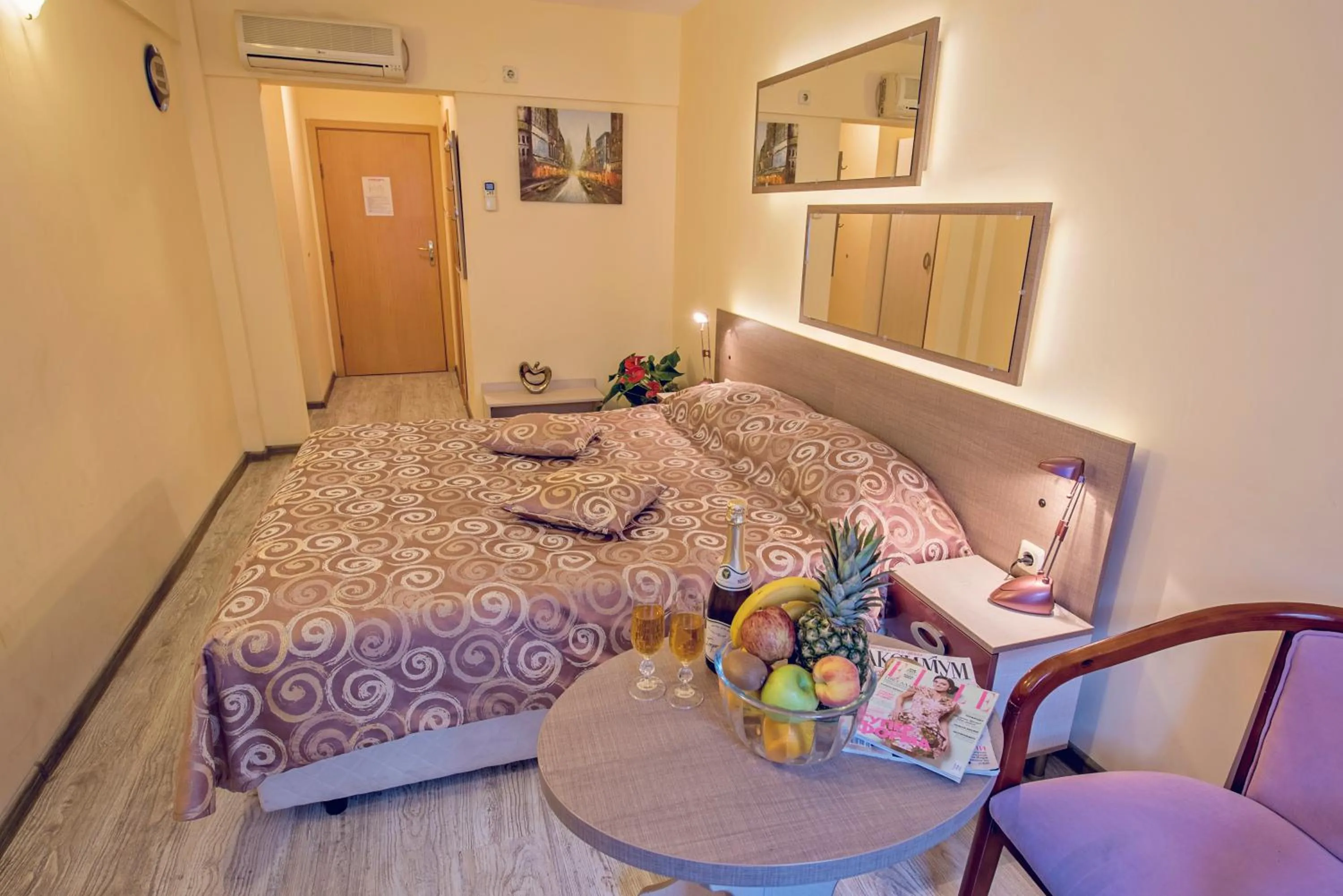 King Room - single occupancy in Victoria Hotel