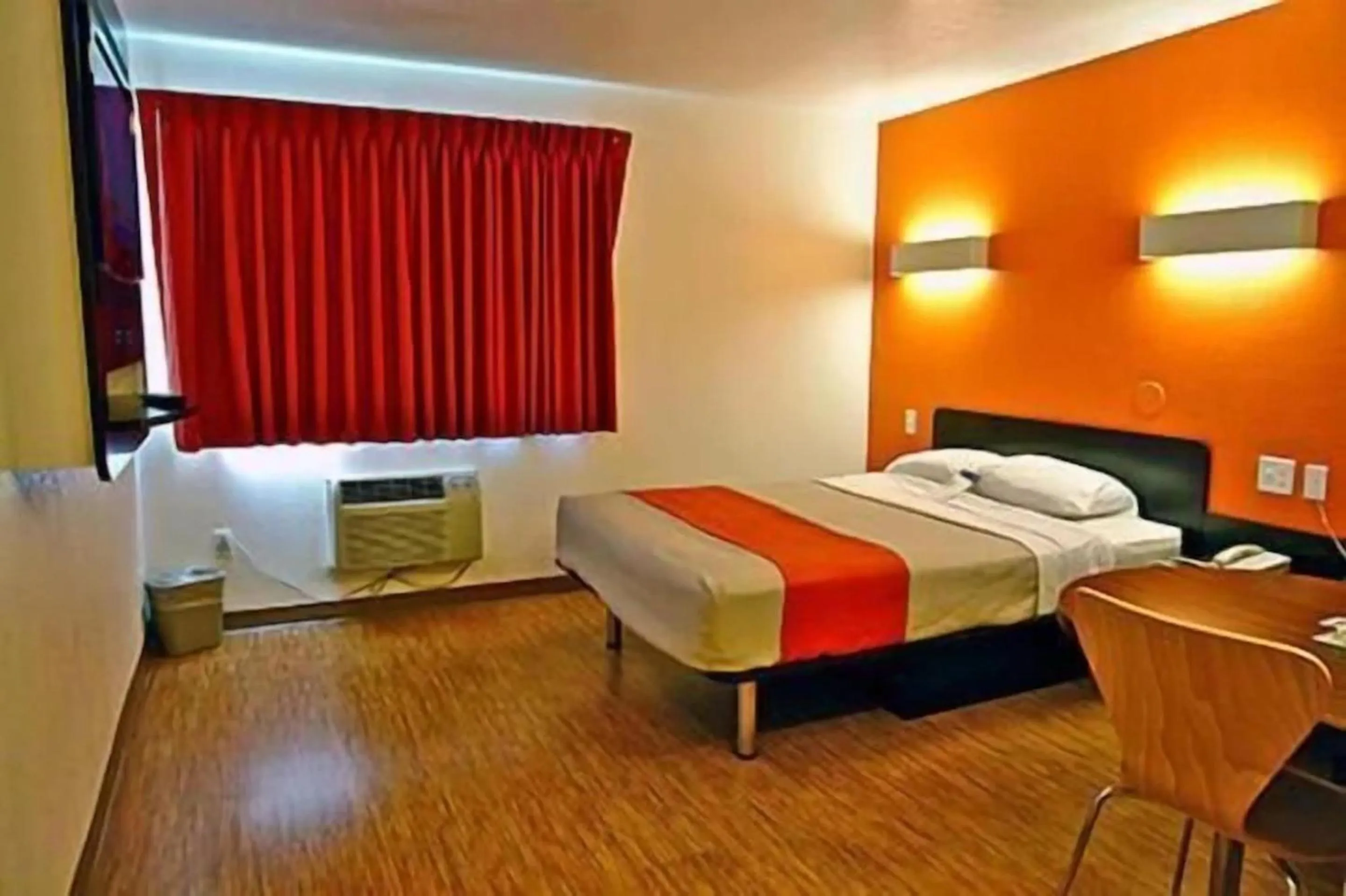 Queen Room - single occupancy - Disability Access - Roll in Shower in Motel 6-McKinney, TX - North