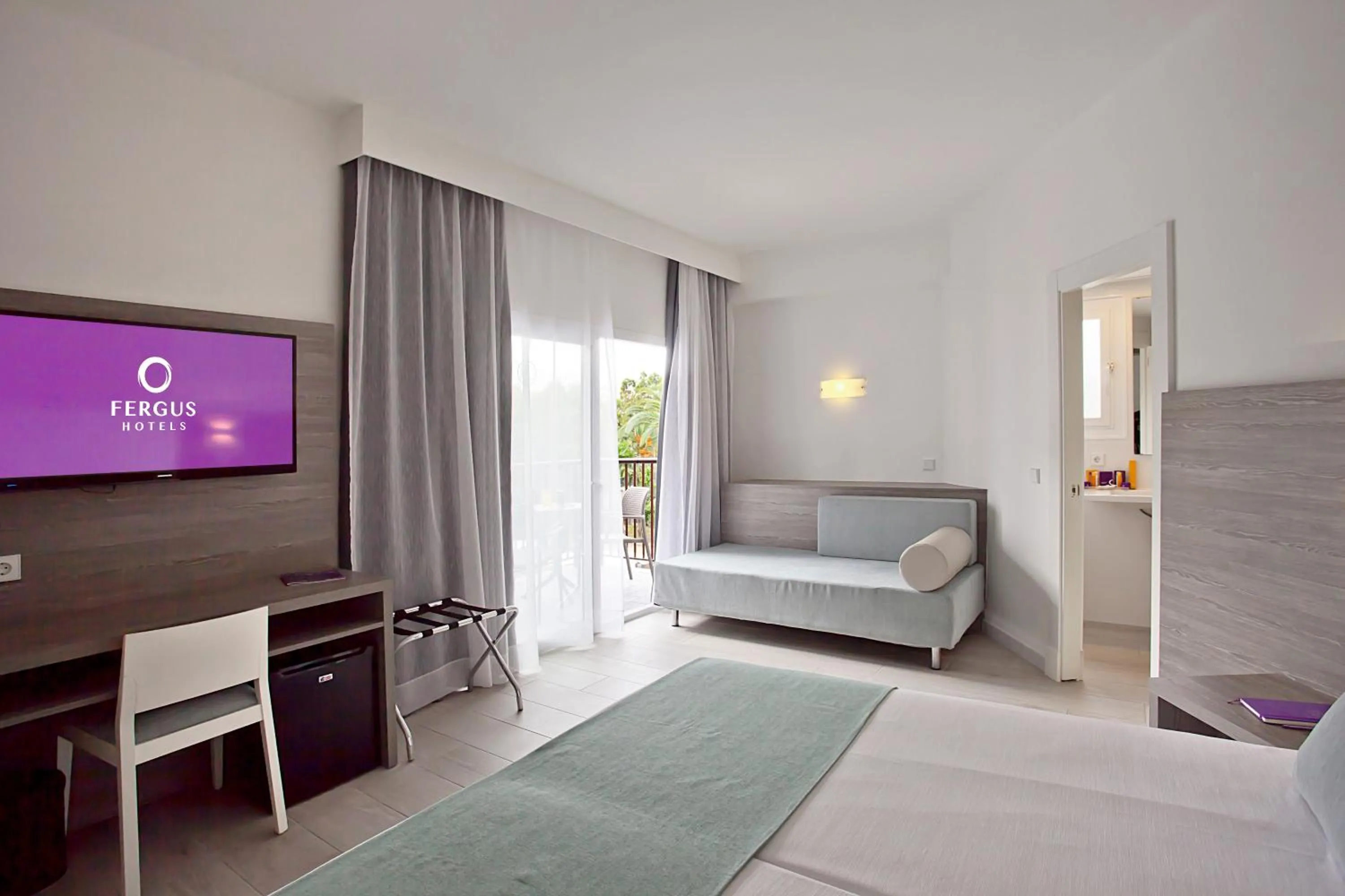 Double Room (2 Adults + 1 Child ) in FERGUS Bermudas