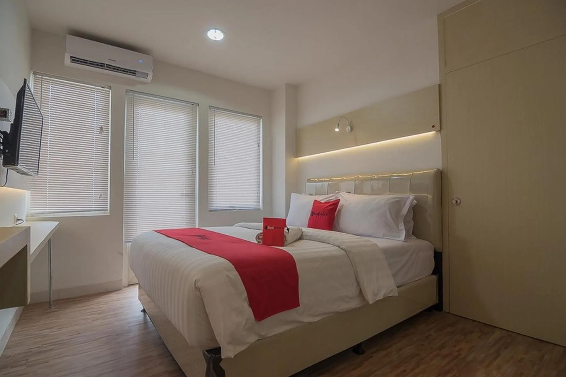 Deluxe Room in RedDoorz Apartment @ Sentul Tower