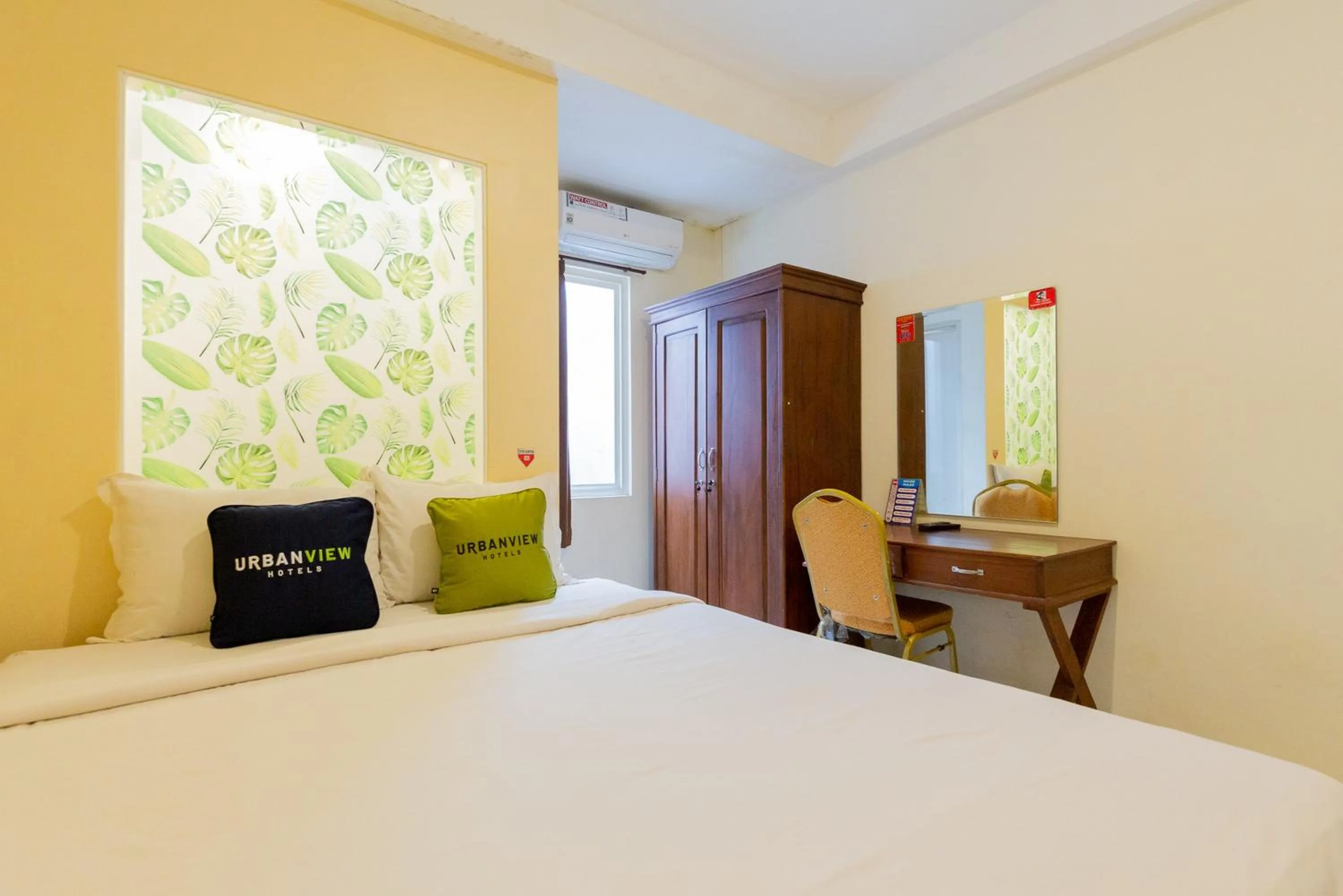 Superior Queen Room in Urbanview Erga Family Residence Syariah Surabaya by RedDoorz