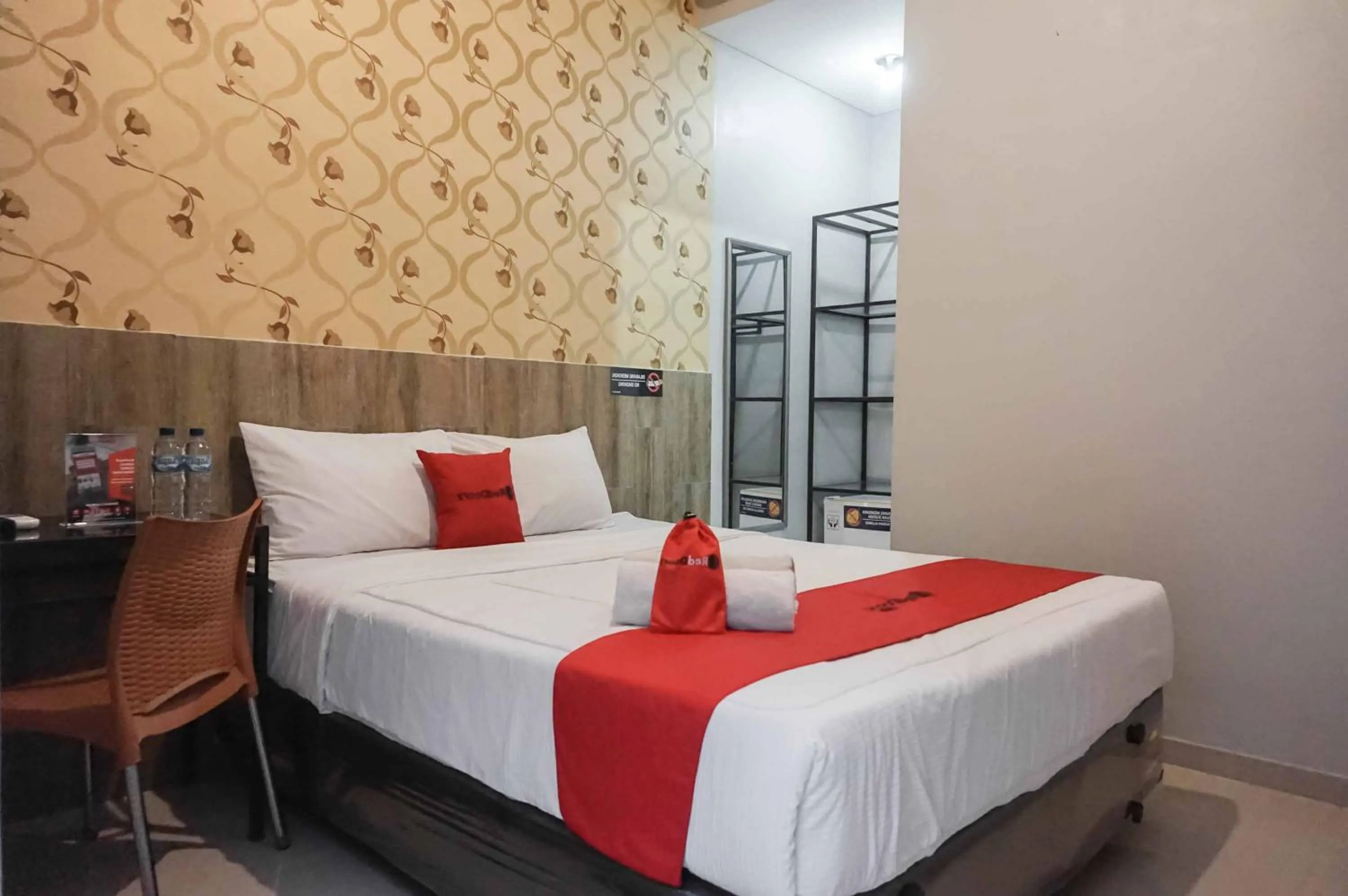 Double Room in RedDoorz @ Bukit Dieng 2