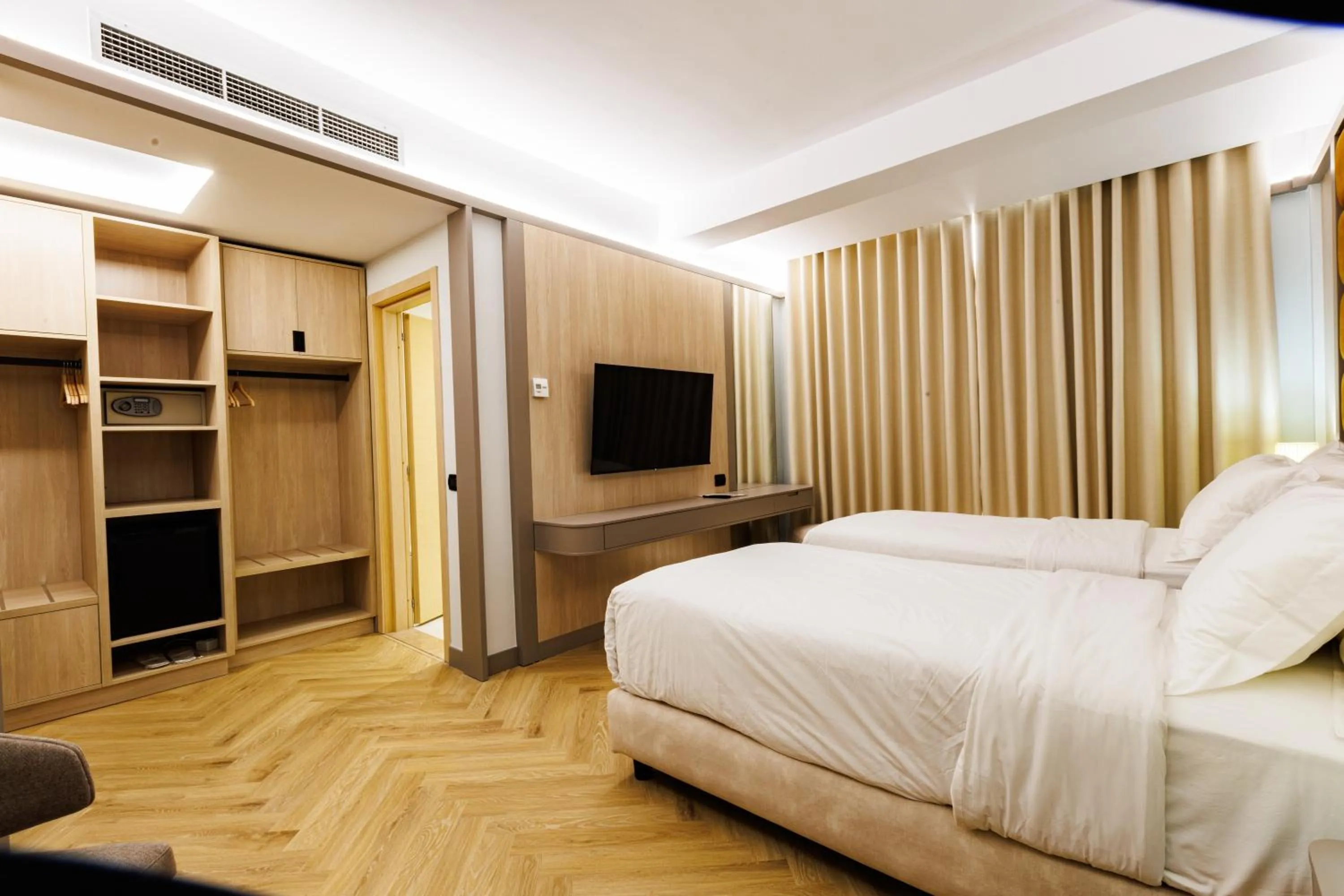 Superior Twin Room with City View in Hotel Fieri