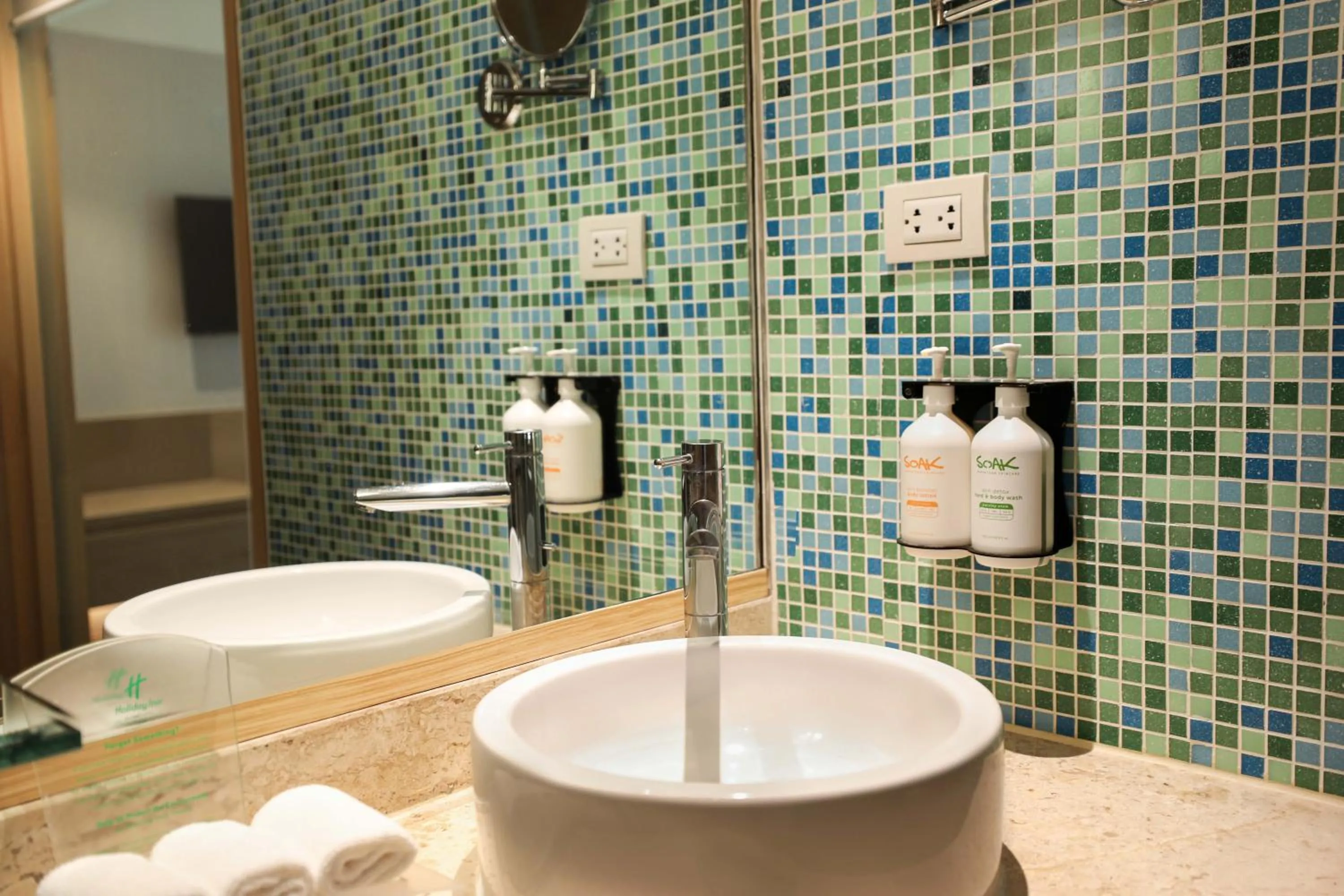 1 King Premium Non Smoking in Holiday Inn Bangkok by IHG