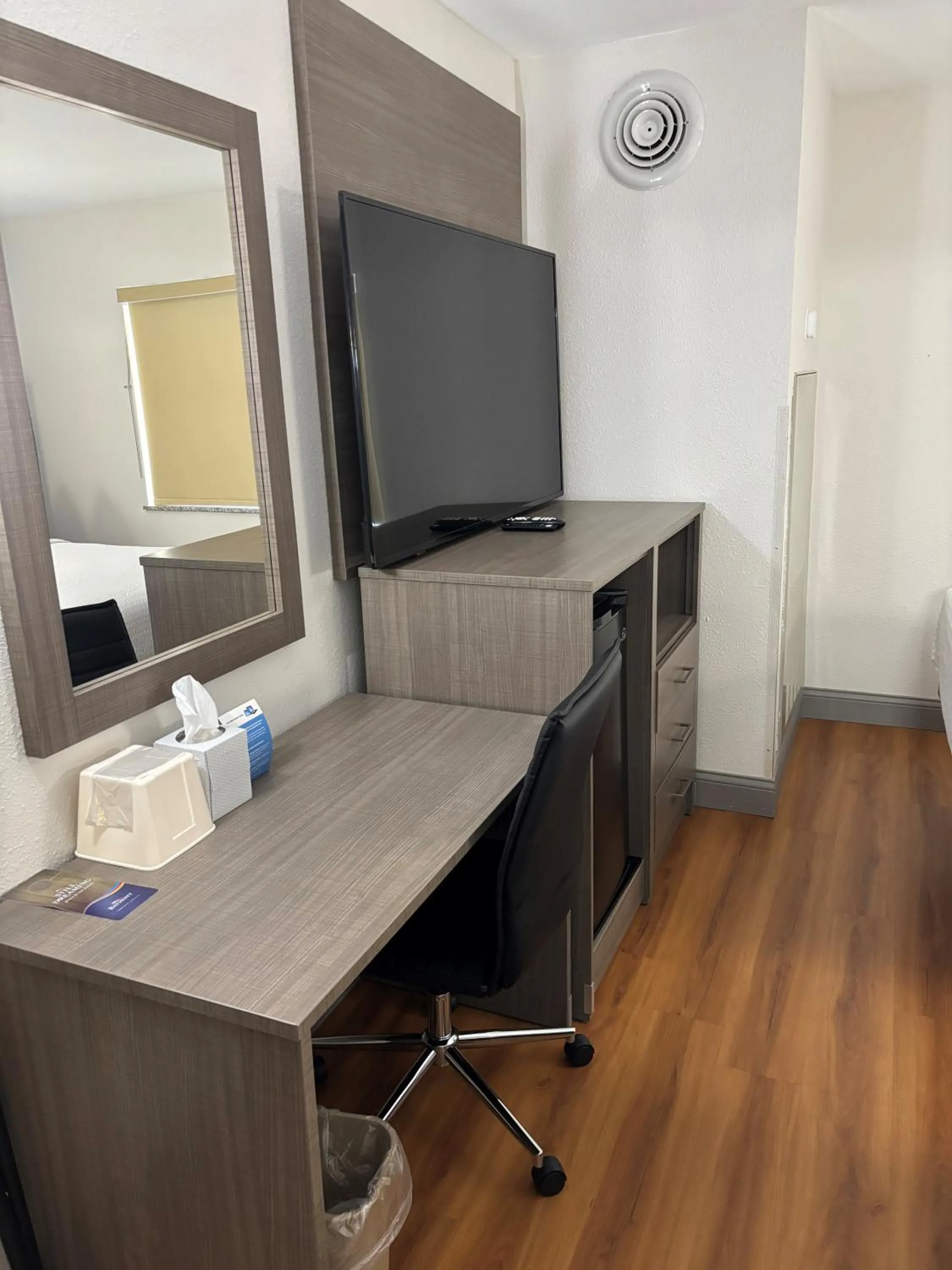 Queen Room with Roll-In Shower - Mobility Accessible/Non-Smoking in Baymont by Wyndham Kingdom City
