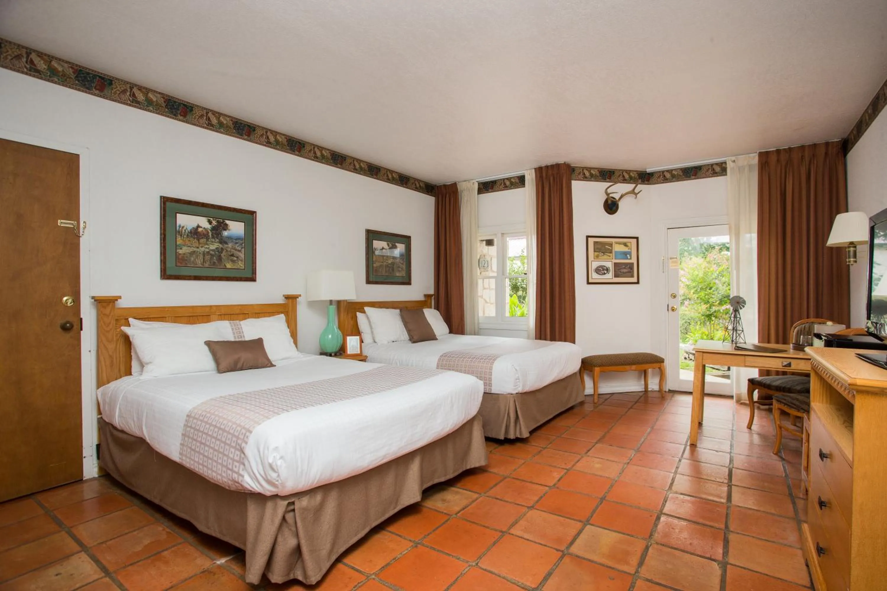 Deluxe Queen Suite in Y O Ranch Hotel and Conference Center