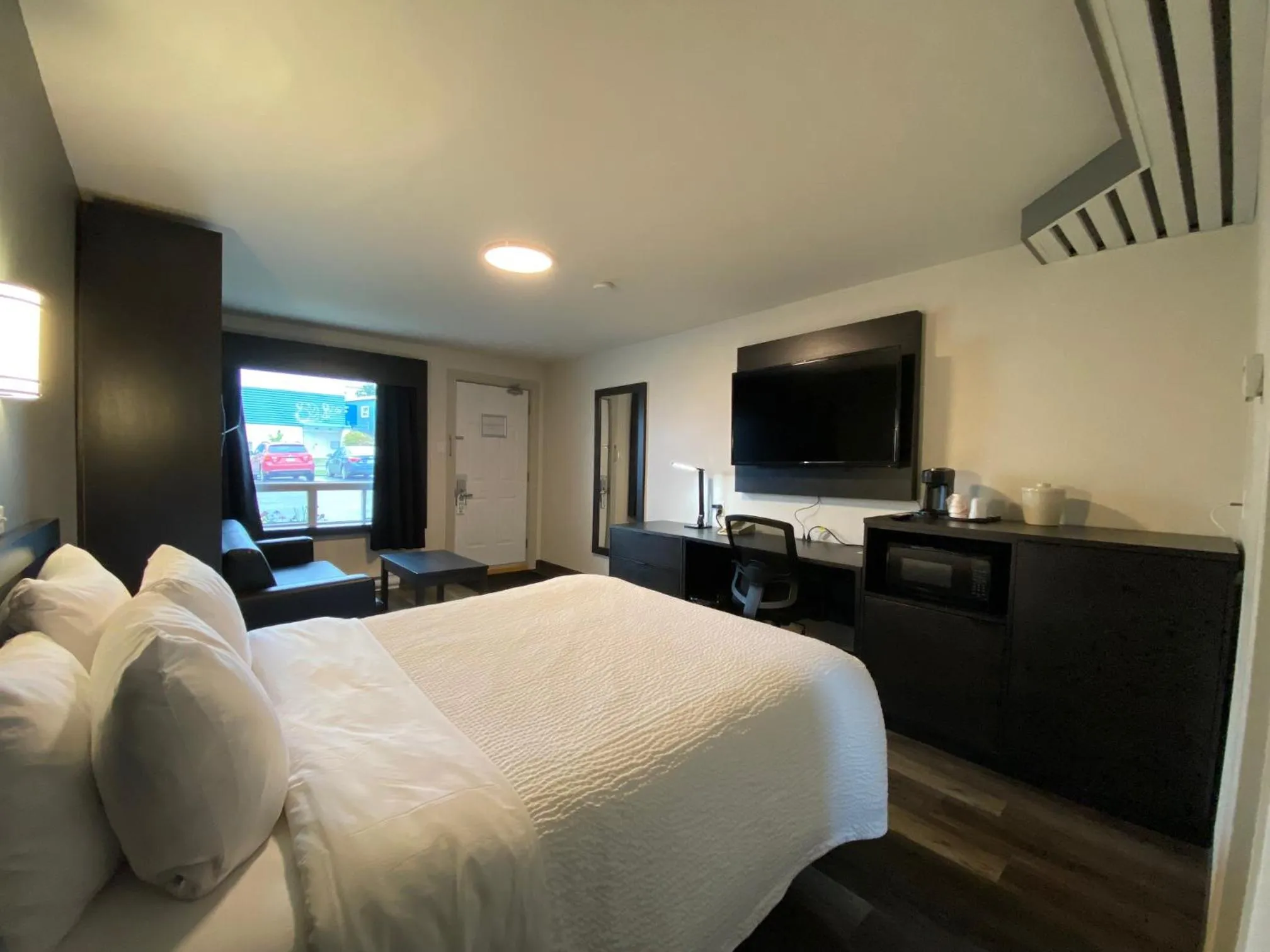 Queen Room with Wallbed - Non Smoking in Rodeway Inn