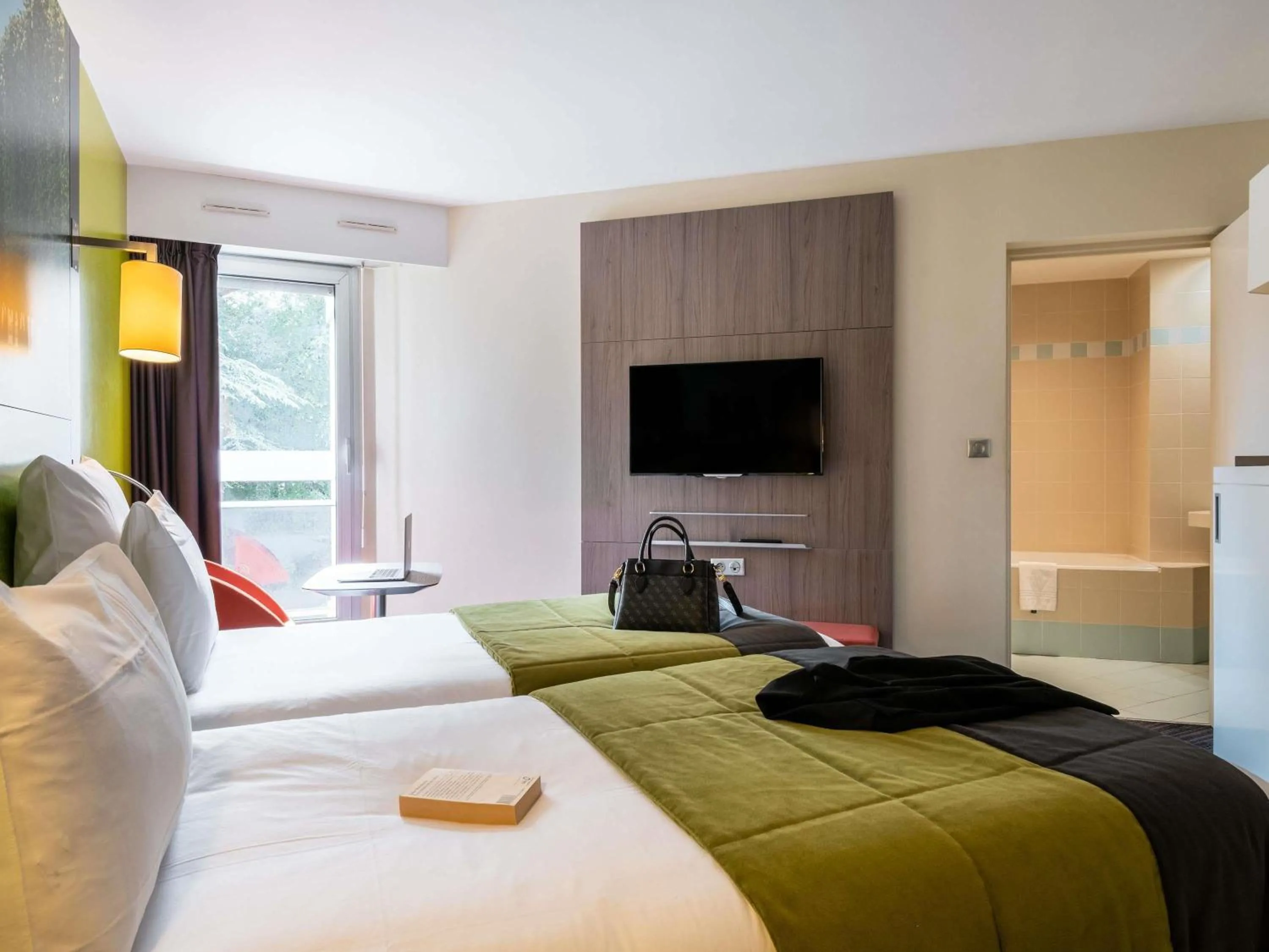 Standard Twin Room in Mercure Paris Ouest Saint Germain