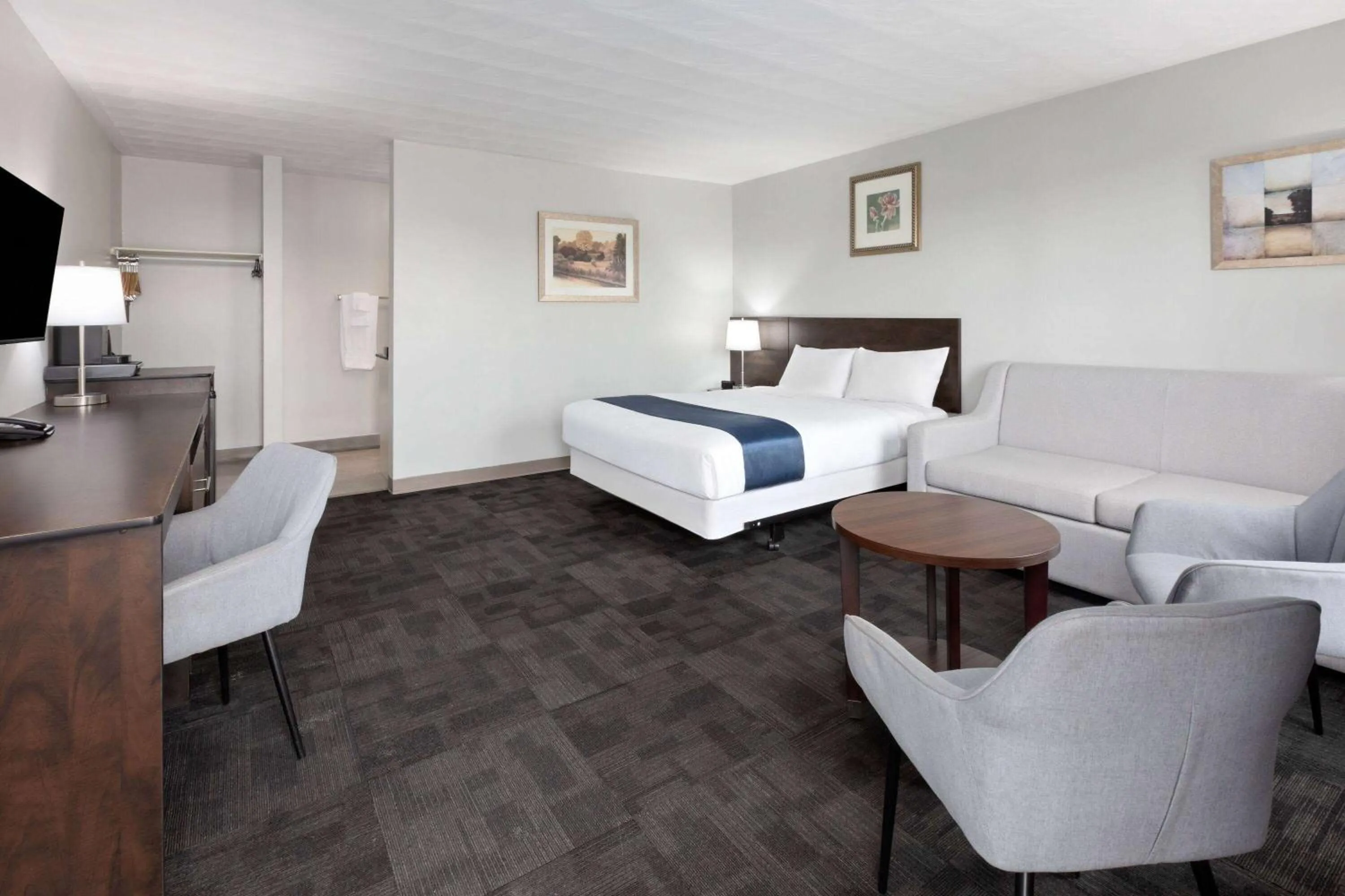 Queen Room - Non-Smoking in Travelodge by Wyndham Cochrane Ontario