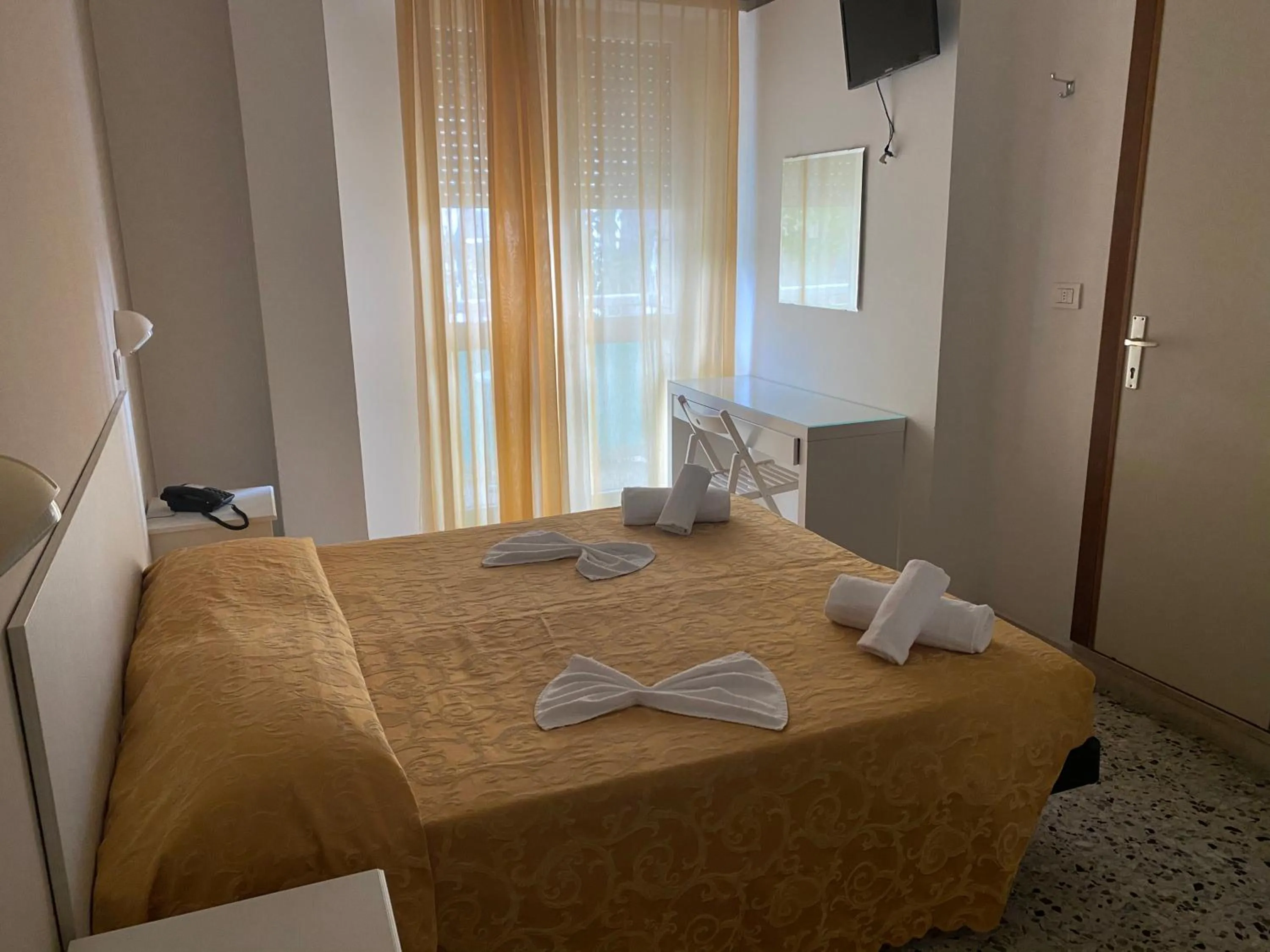 Standard Double or Twin Room with Balcony in Hotel Modenese