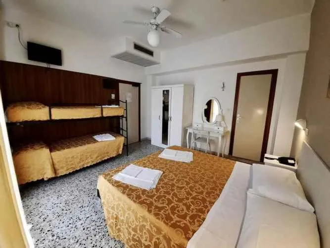 Standard Quadruple Room in Hotel Modenese