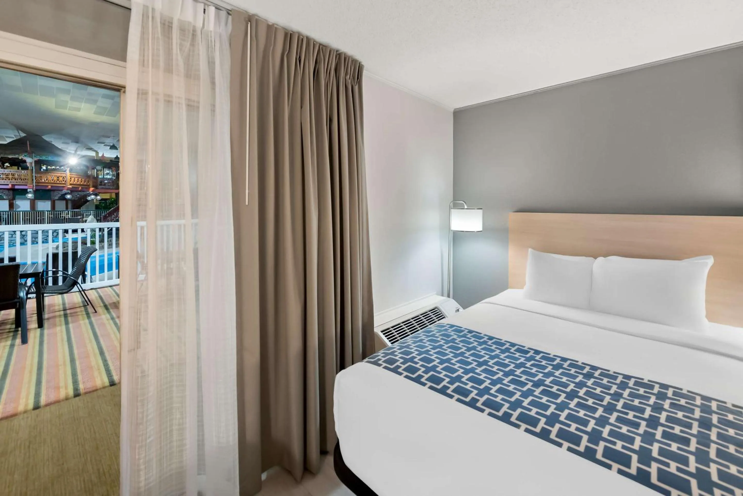 One Room Suite - Non Smoking in Suburban Studios, Kearney