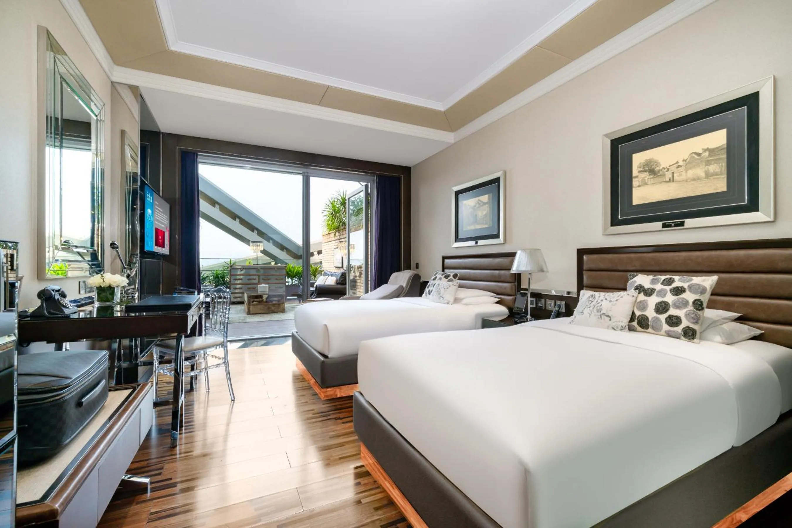 Deluxe Twin Room with Terrace inclusive largest Salvador Dali collection in Hotel Éclat Beijing