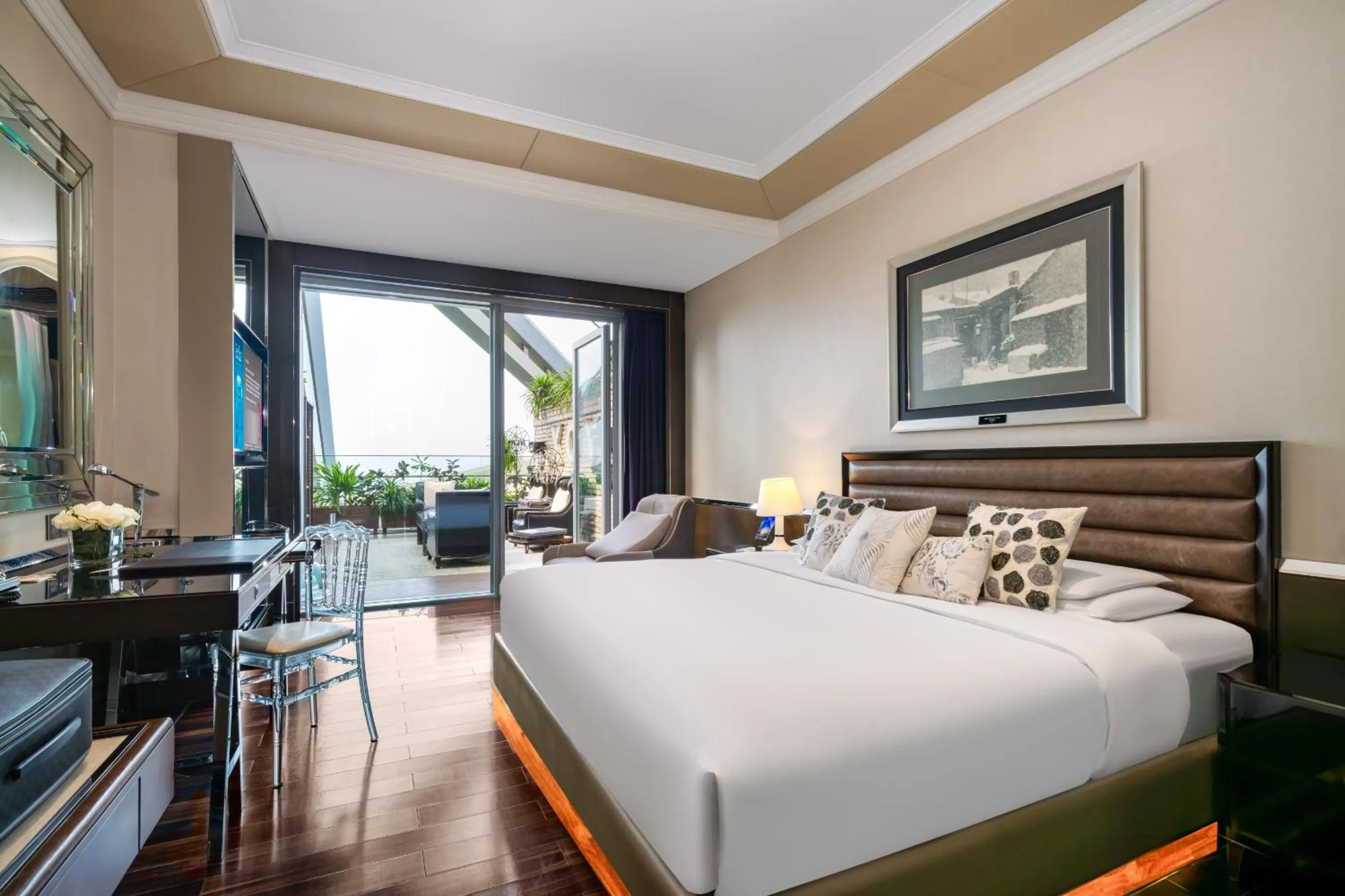 Deluxe King Room with Terrace inclusive largest Salvador Dali collection in Hotel Éclat Beijing