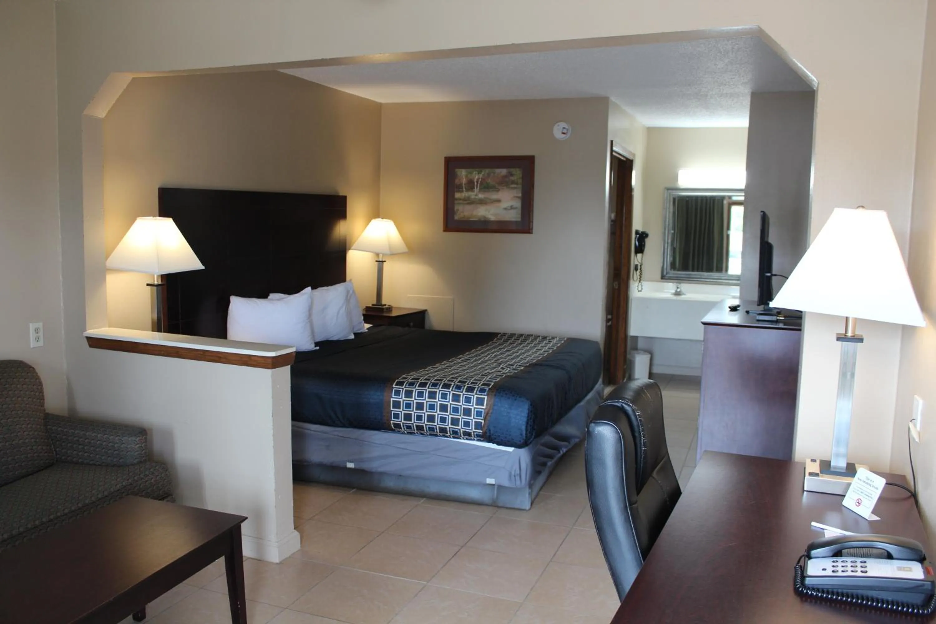 Deluxe King Suite in Highland Inn Denham Springs Baton Rouge East