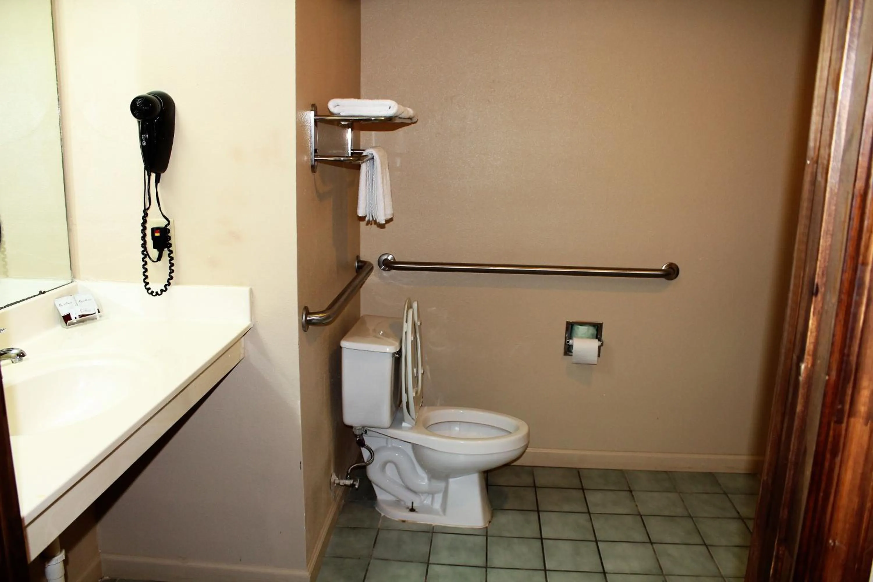 King Room - Disability Access in Highland Inn Denham Springs Baton Rouge East