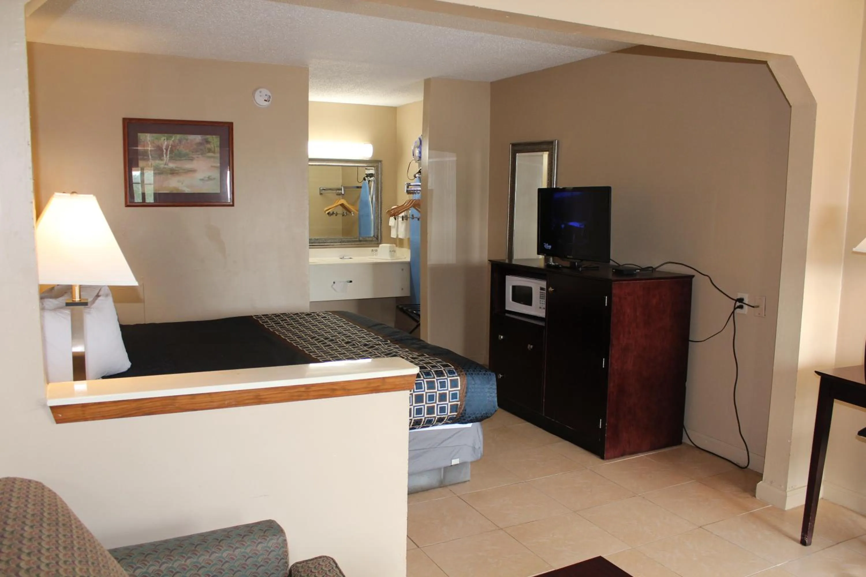 Deluxe Queen Suite in Highland Inn Denham Springs Baton Rouge East