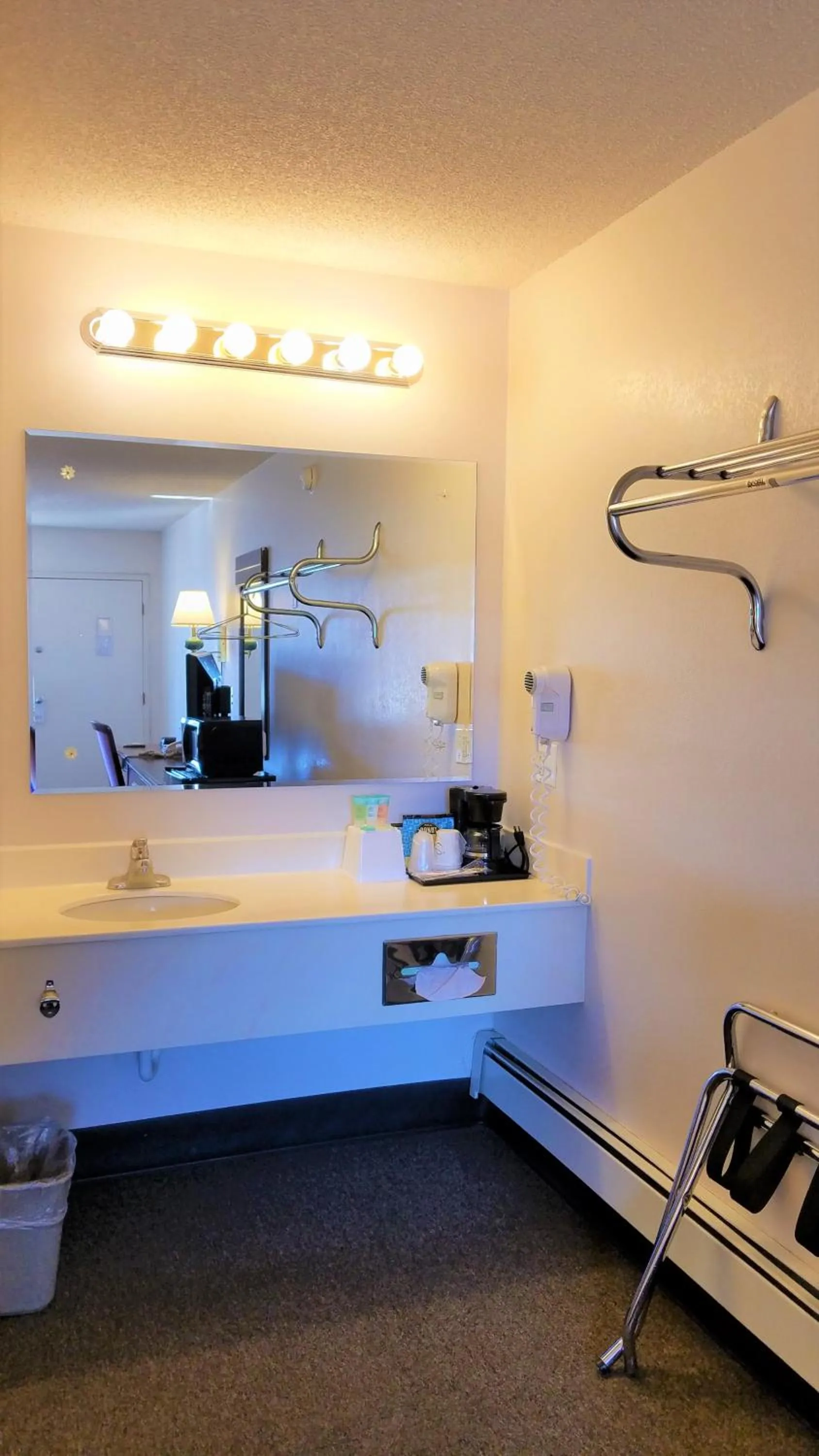 King Room - Non-Smoking in Motel 8 Laramie