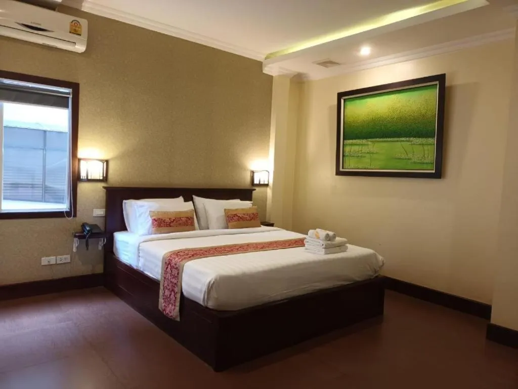 Deluxe Double Room in Seasons Riverside Hotel