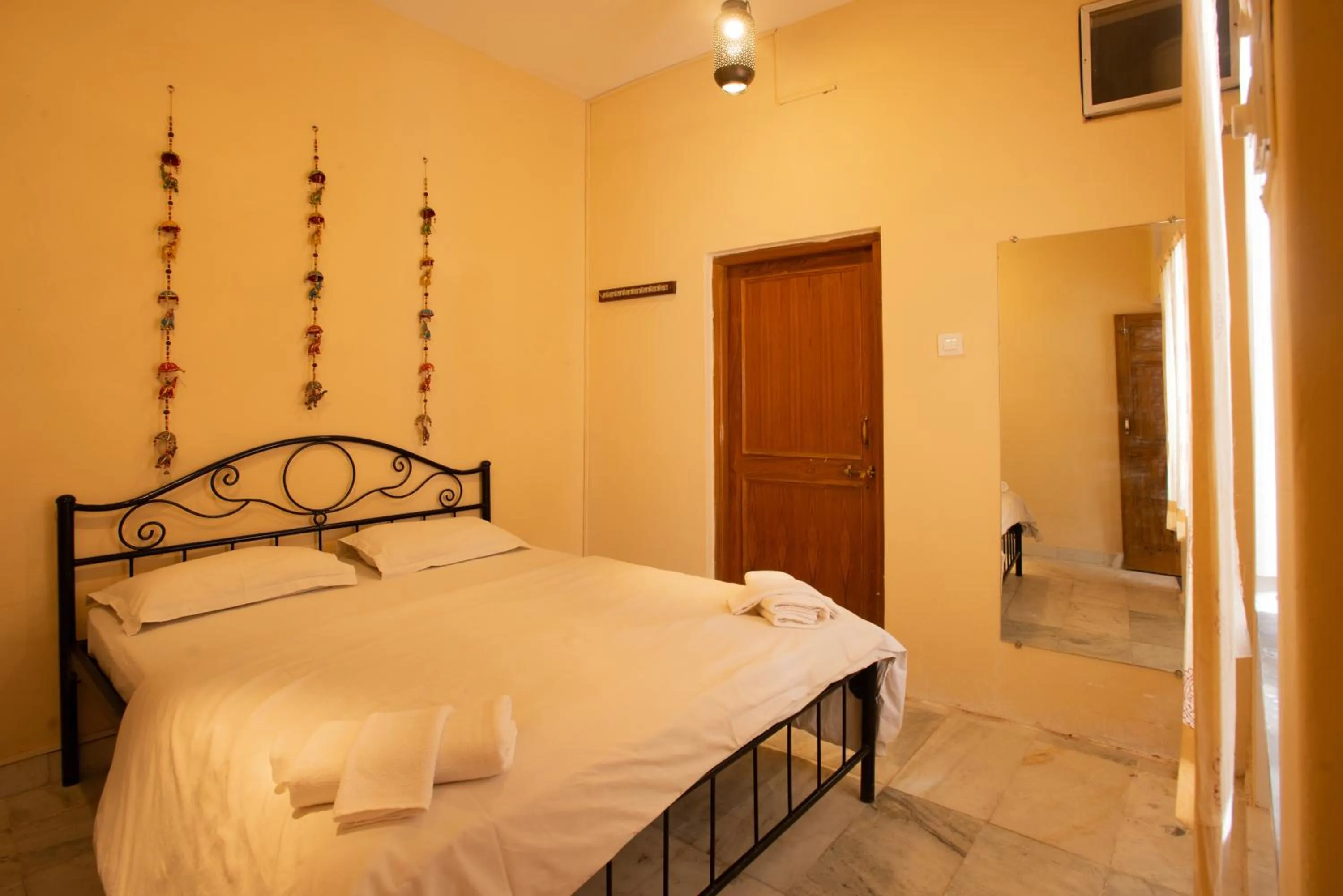 Standard Double Bed Private Room Ensuite in Hostel Mantra