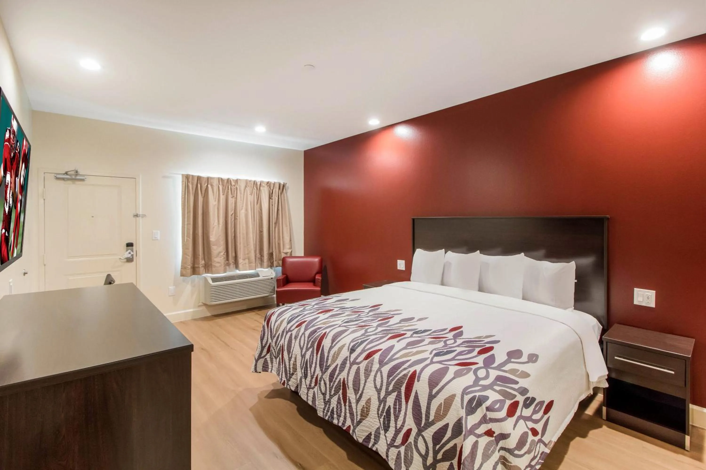 Deluxe King Room Disability Access Smoke Free in Red Roof Inn Houston - Willowbrook