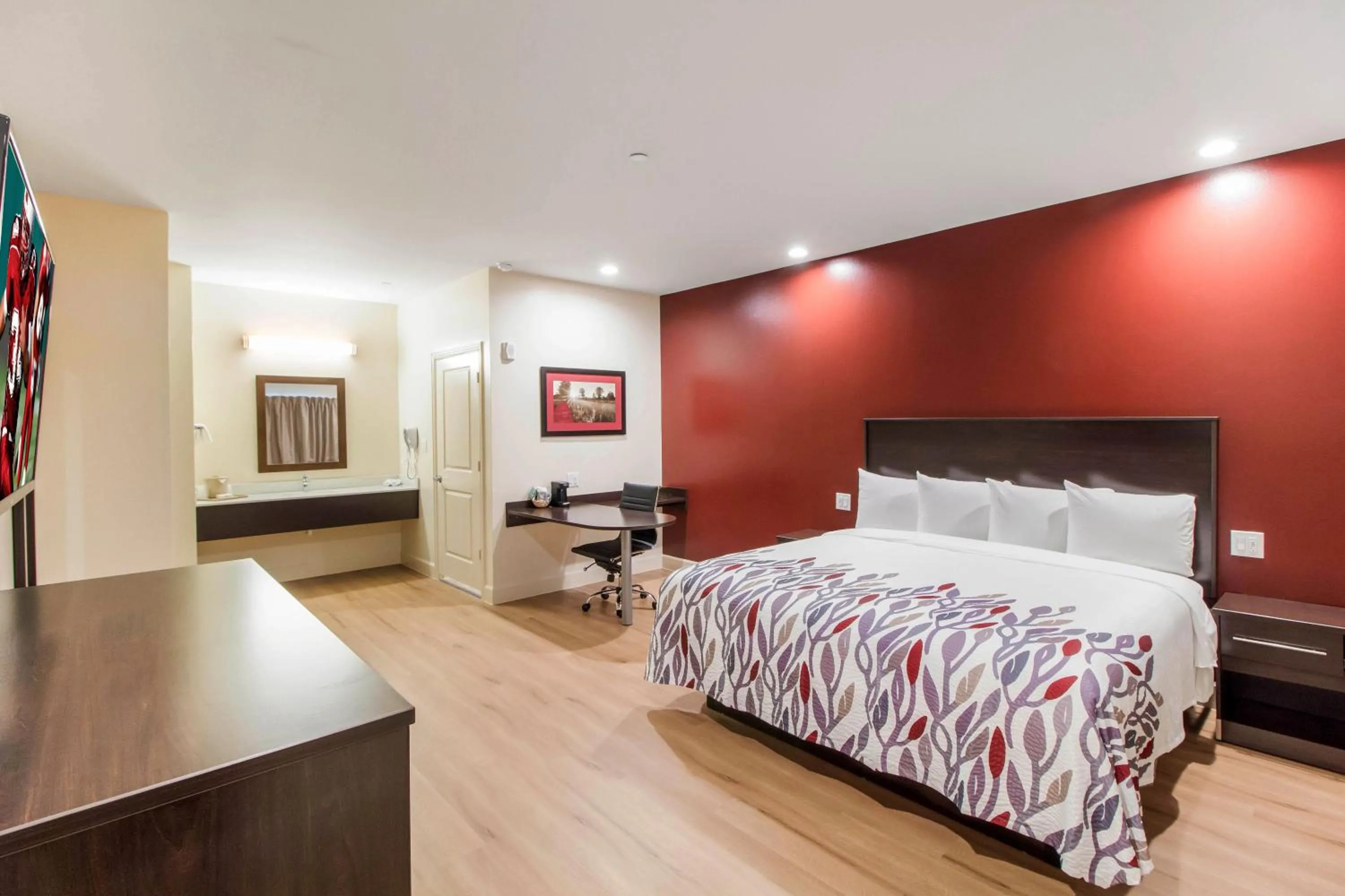 Superior King Room Smoke Free in Red Roof Inn Houston - Willowbrook