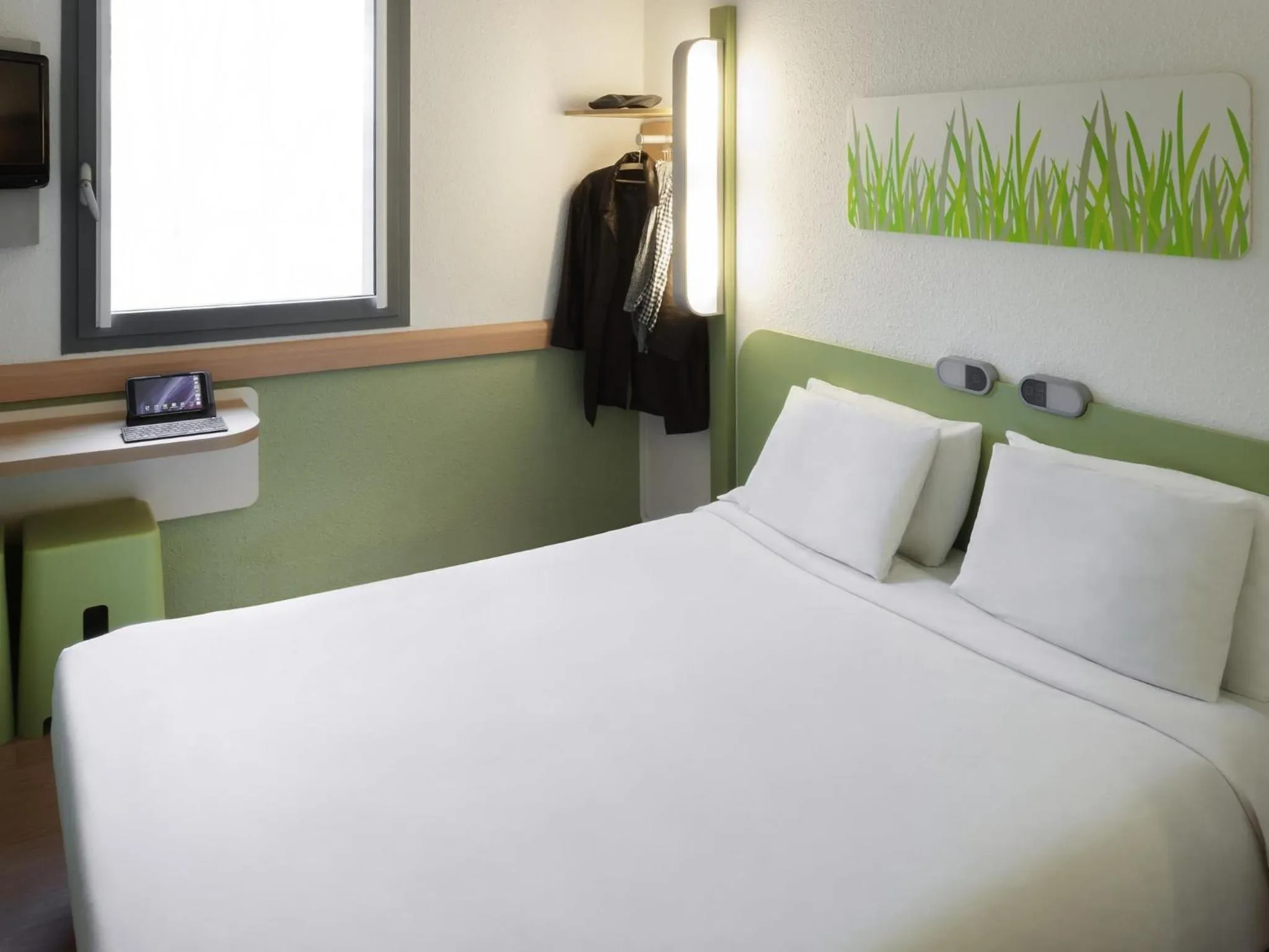 Standard Triple Room in ibis Budget Brussels South Ruisbroek