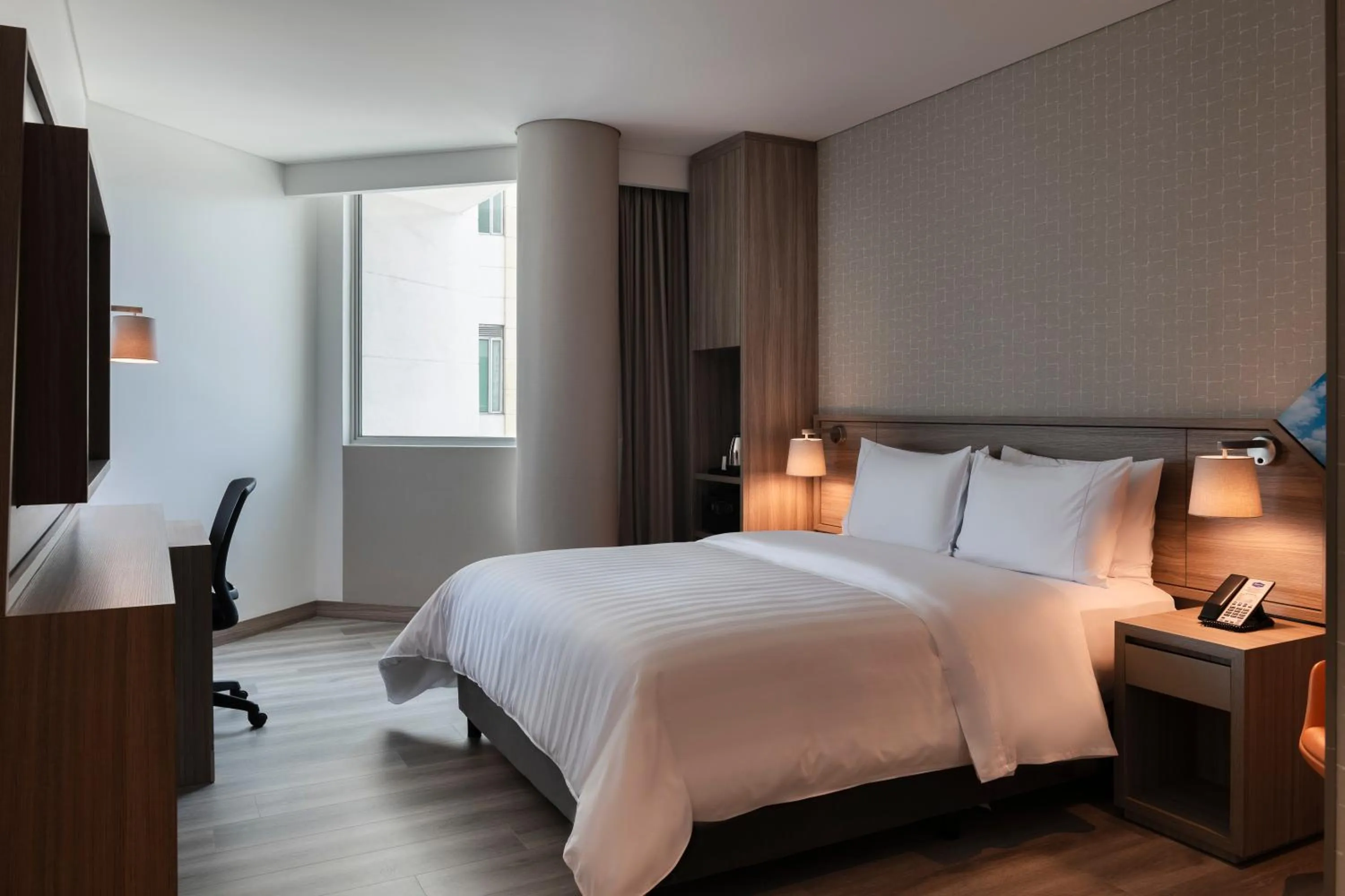 Queen Room with Roll-In Shower - Mobility Access/Non-Smoking in Hampton by Hilton Cartagena