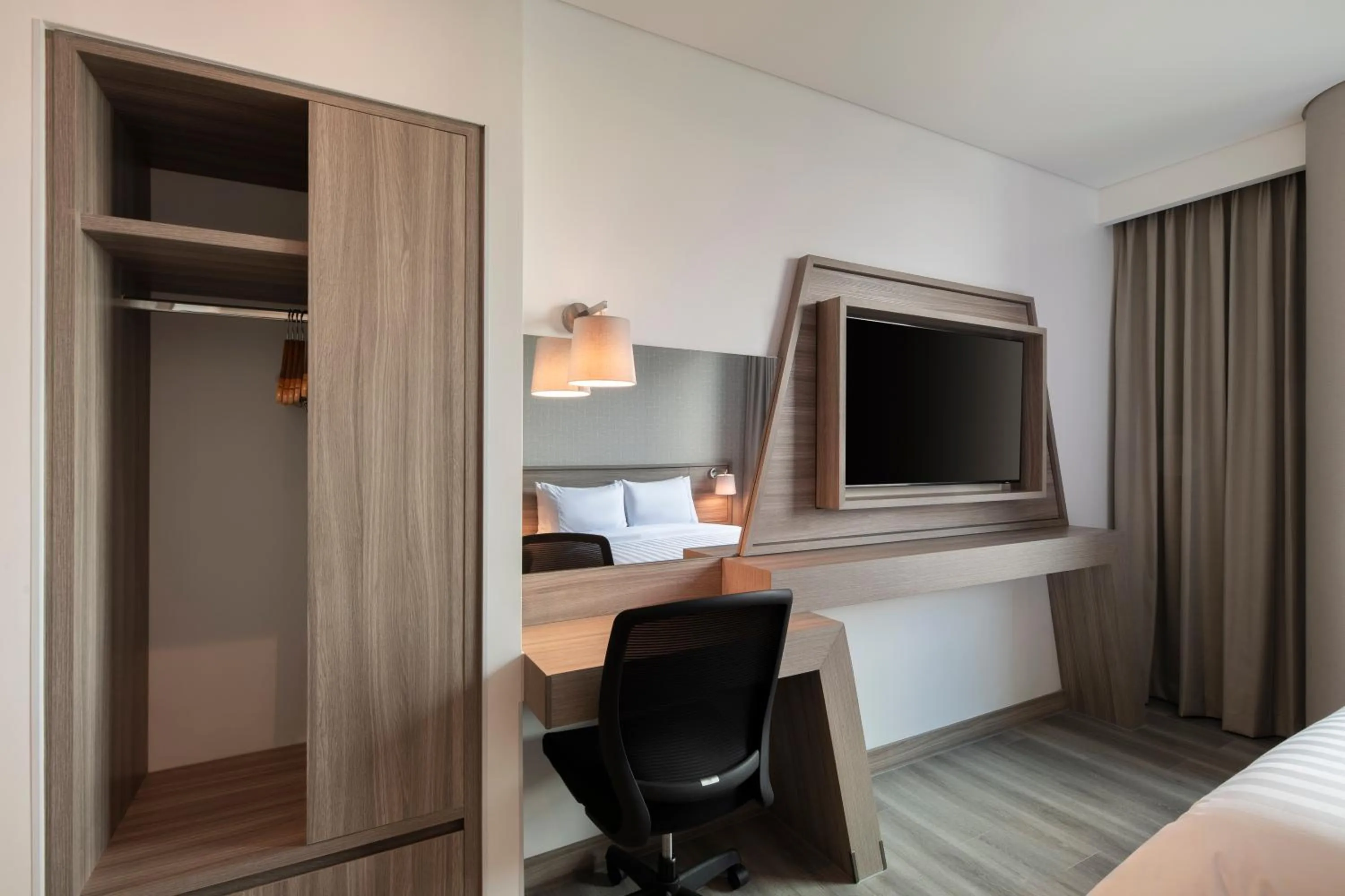 Queen Room - Non-Smoking in Hampton by Hilton Cartagena