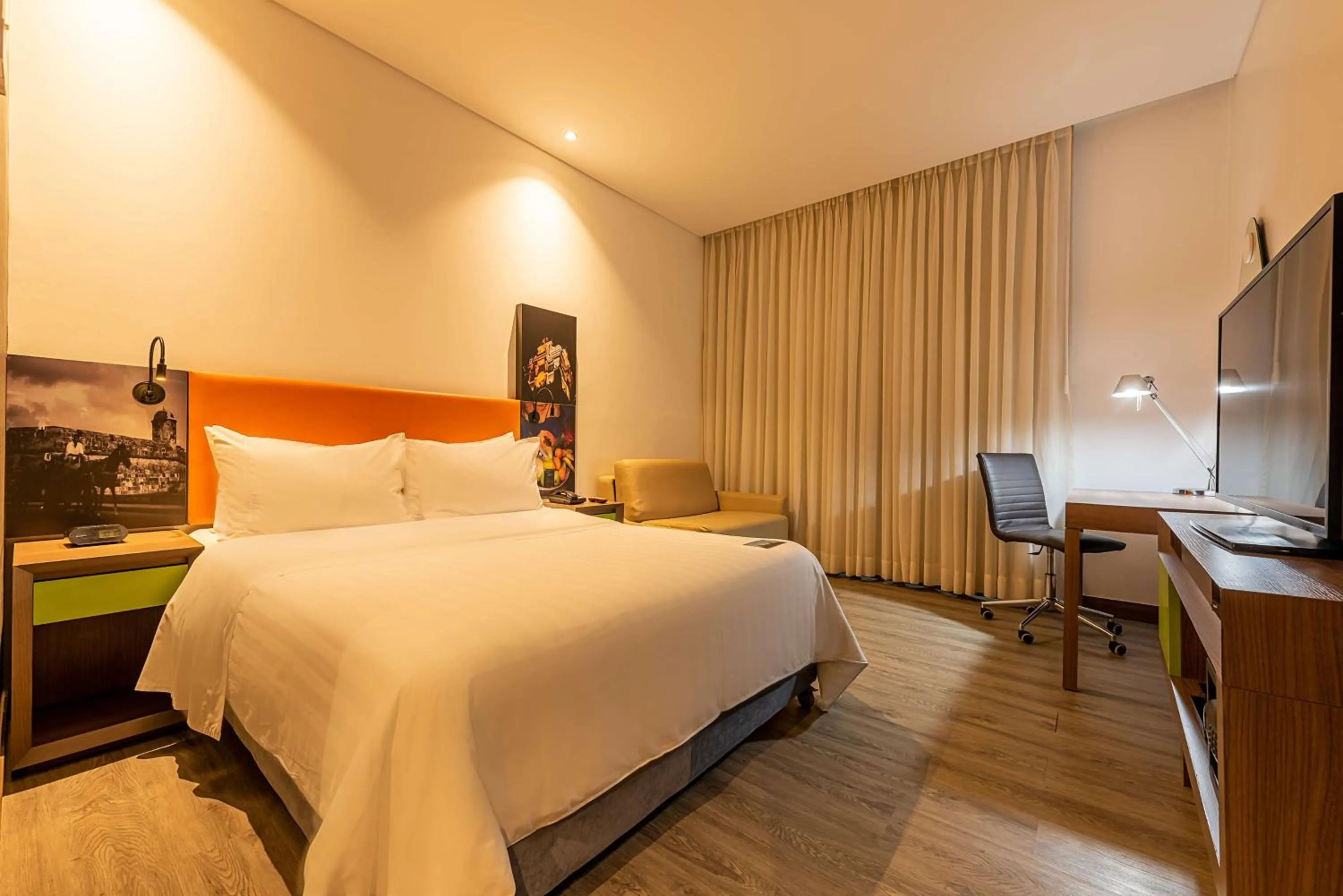 Queen Room with Sofa Bed - Non-Smoking in Hampton by Hilton Cartagena